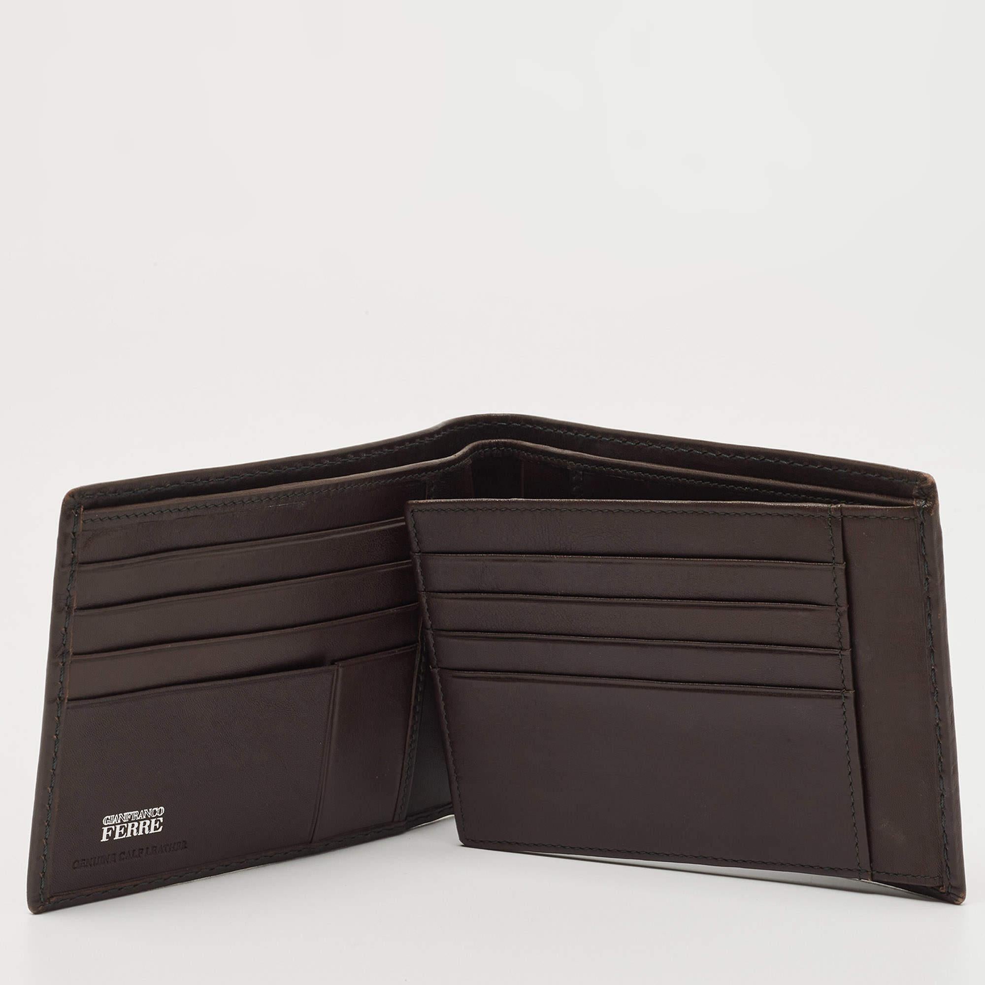 This authentic Gianfranco Ferre wallet for men has a look of luxury. It is crafted from leather as a bifold and equipped with compartments and multiple slots to neatly house your cards and cash.