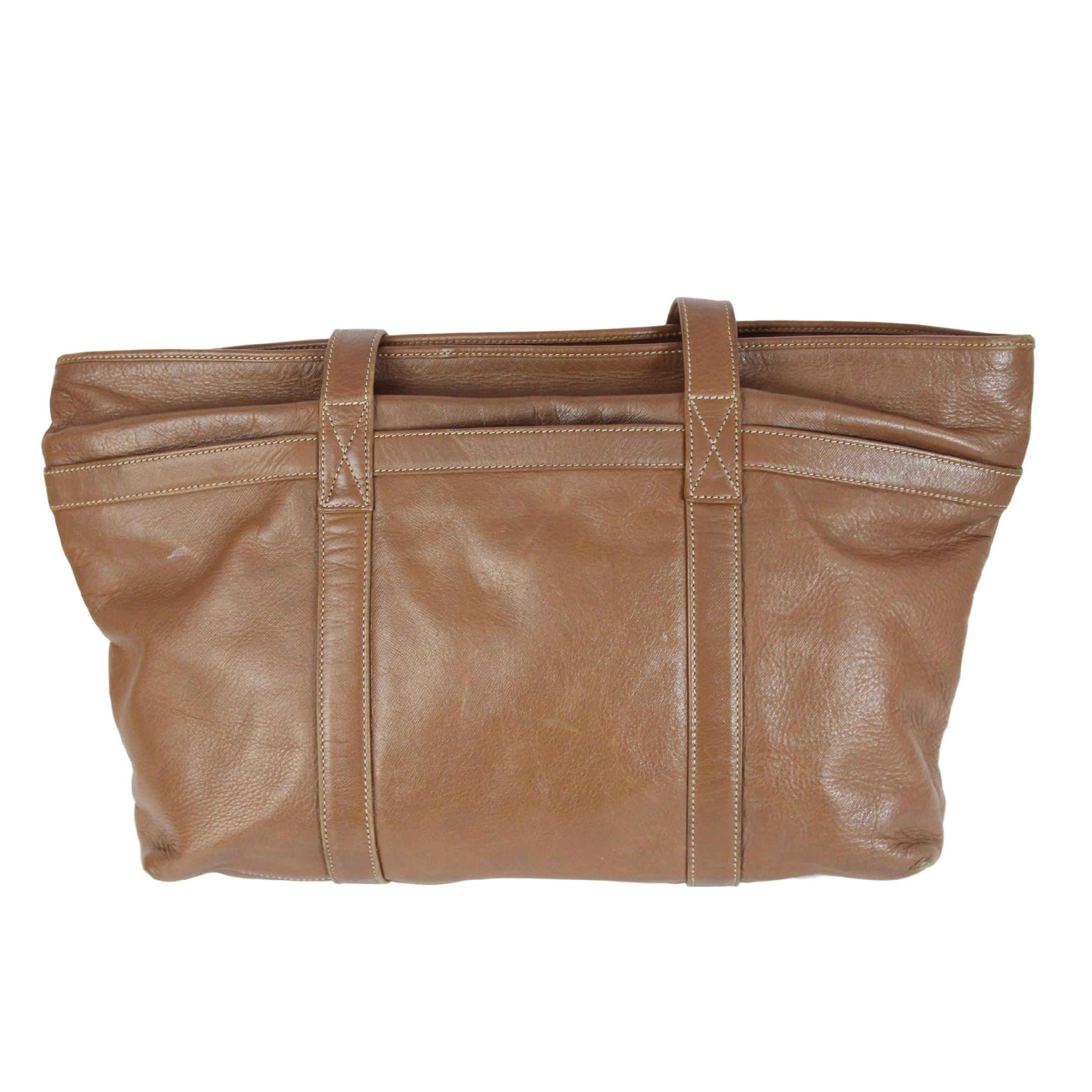 Gianfranco Ferre vintage shoulder bag, brown, 100% leather. Inside fully lined and logoed with pocket, zip closure, externally along the bag there are several pockets. Made Italy. Very good vintage condition.
Code: n° 14160
Width: 48 cm
Height: 30