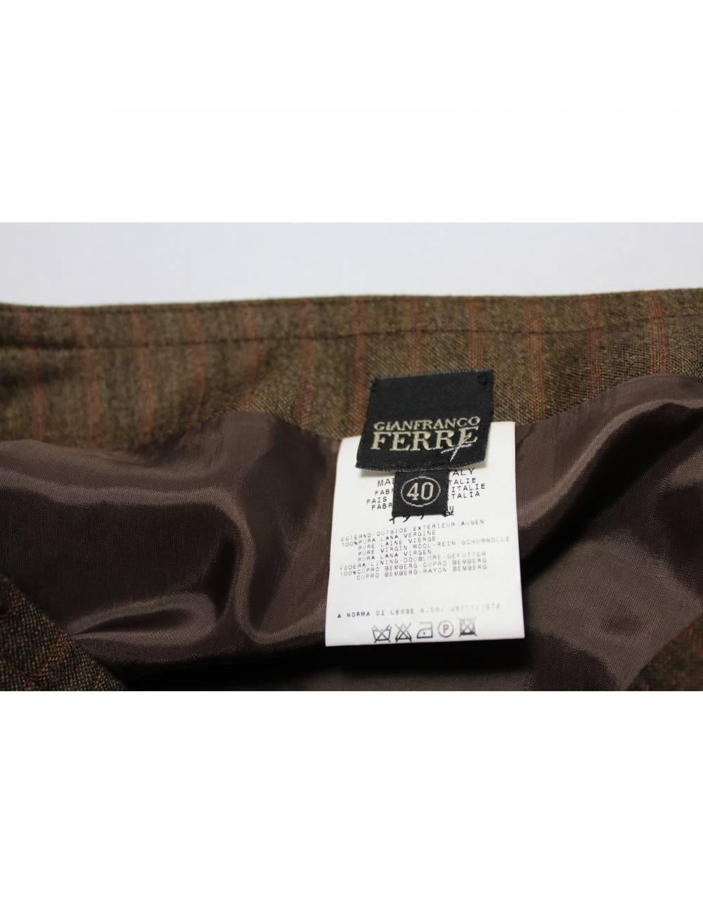 Vintage skirt by Italian designer Gianfranco Ferre, brown, 100% pure new wool.

Made in Italy skirt, sheath model is red and brown pinstripe.

Size 40 IT 6 US 8 UK

Waist: 40 cm
Length: 59 cm
