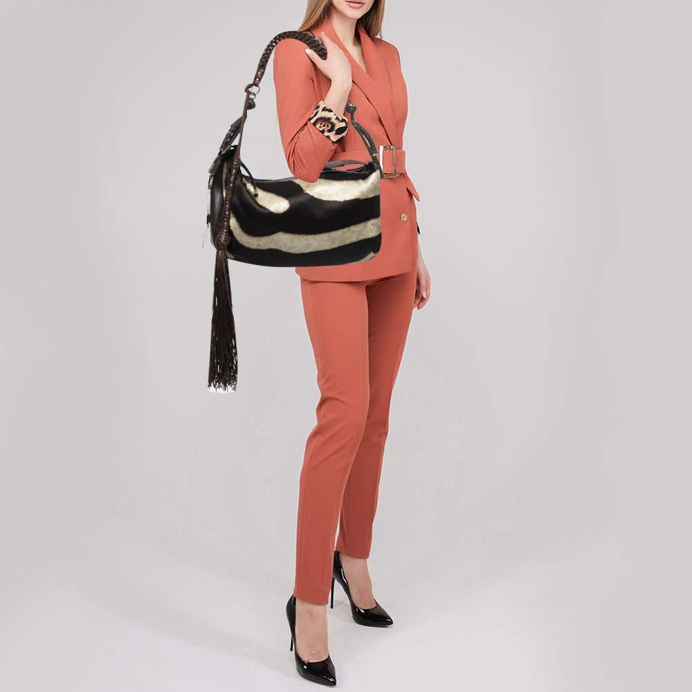 Fabriqué à partir de matériaux de qualité, votre garde-robe ne peut pas se passer de ce sac de créateur magnifiquement conçu. Soyez à la mode dans n'importe quelle tenue avec ce sac élégant qui promet de rehausser votre ensemble.