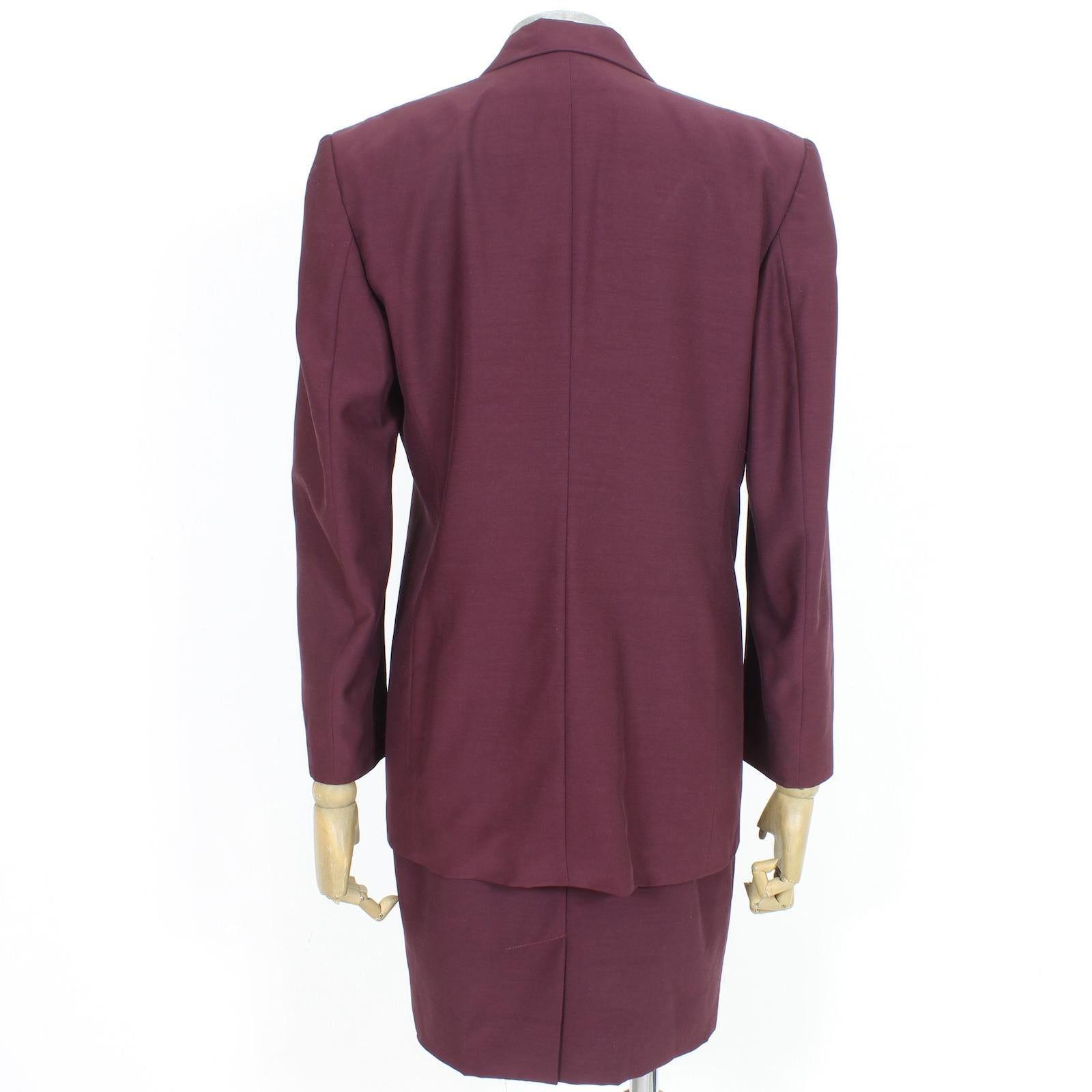 Gianfranco Ferrè elegant vintage 80s suit. Classic style jacket and skirt, burgundy single colour, one button jacket with shoulder pads, pencil skirt, knee length. 57% wool, 43% acetate fabric, internally lined. Made in Italy.

Size: Jacket 44 It 10