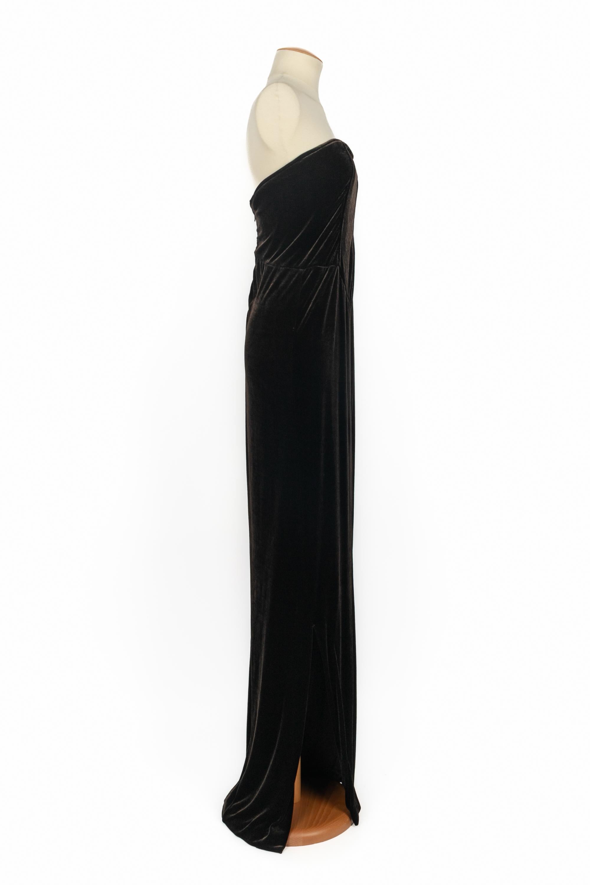 GIANFRANCO FERRÉ - (Fabriqué en Italie) Robe bustier en velours marron foncé. Taille 38FR.

Condit :
Très bon état.

Dimensions :
Poitrine : 32 cm - Taille : 35 cm - Longueur : 145 cm

SKU:VR554


