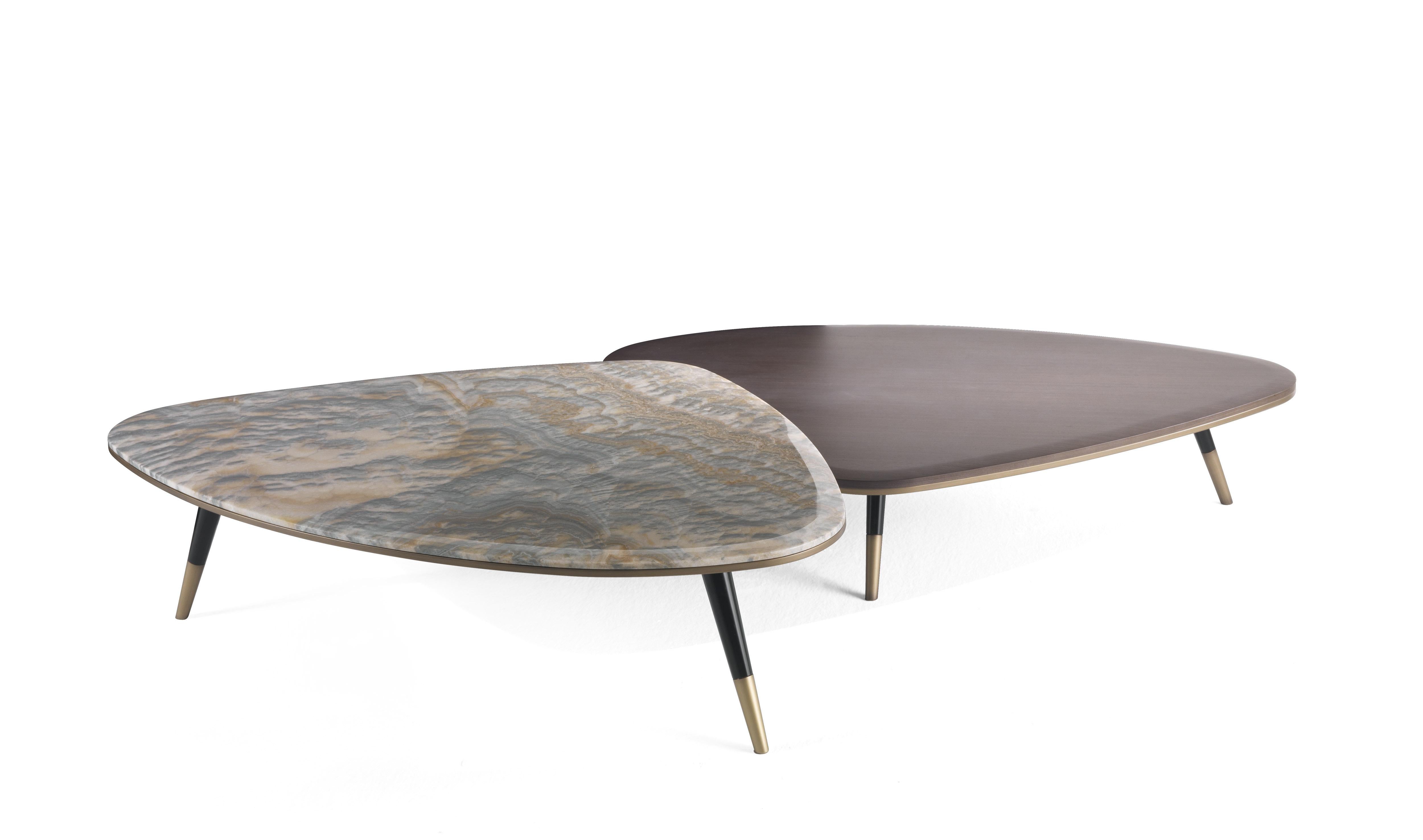 Inspired by the 1950s and characterized by oblique legs, brass caps and profiles, curved top with an irregular shape, Camberwell tables allow you to create unique compositions thanks to the different heights and materials available for the top, such