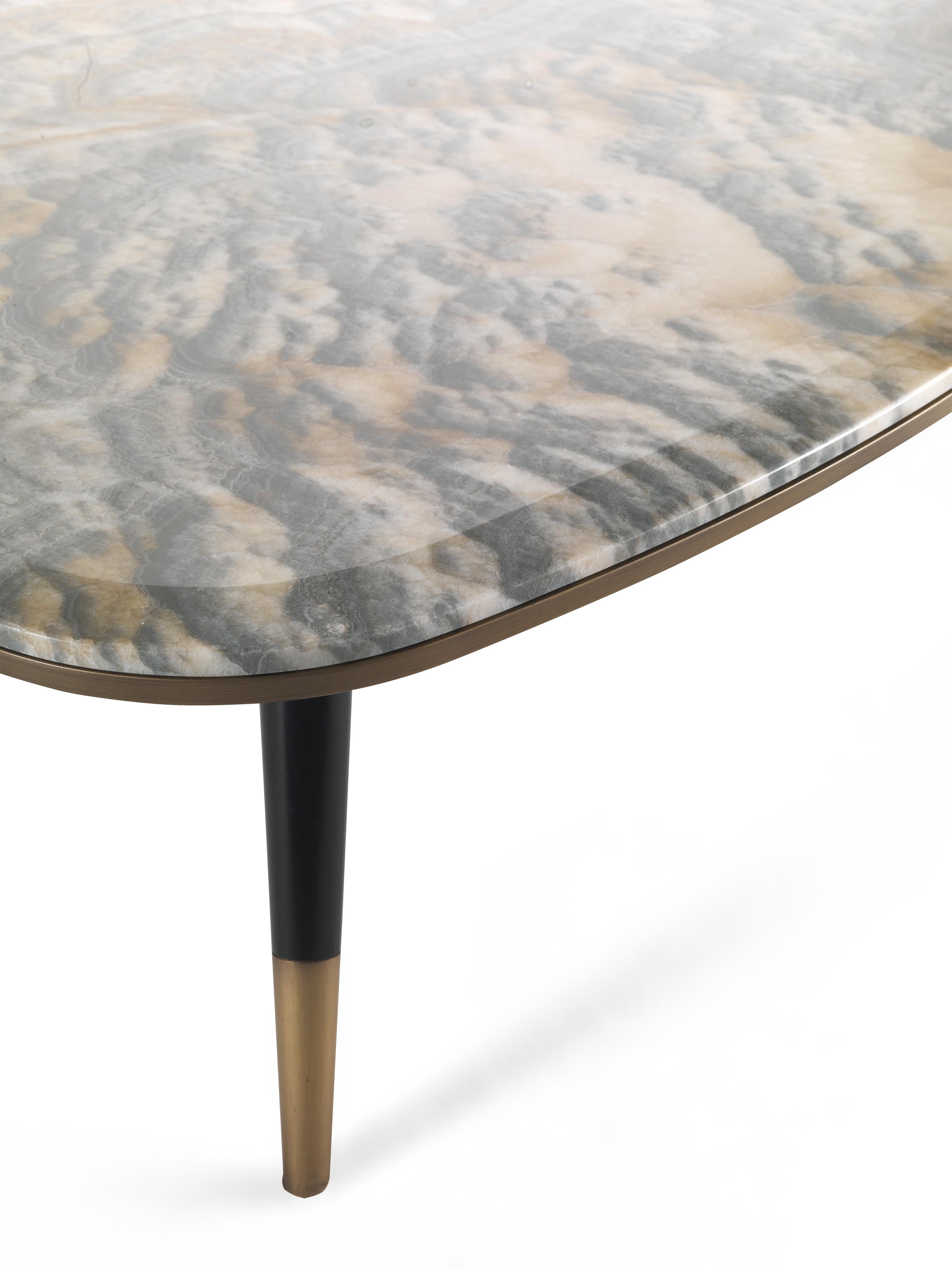 Die von den 50er Jahren inspirierten Tische Camberwell zeichnen sich durch schräge Beine, Messingkappen und -profile sowie eine geschwungene Platte mit unregelmäßiger Form aus. Dank der verschiedenen Höhen und der für die Platte verfügbaren
