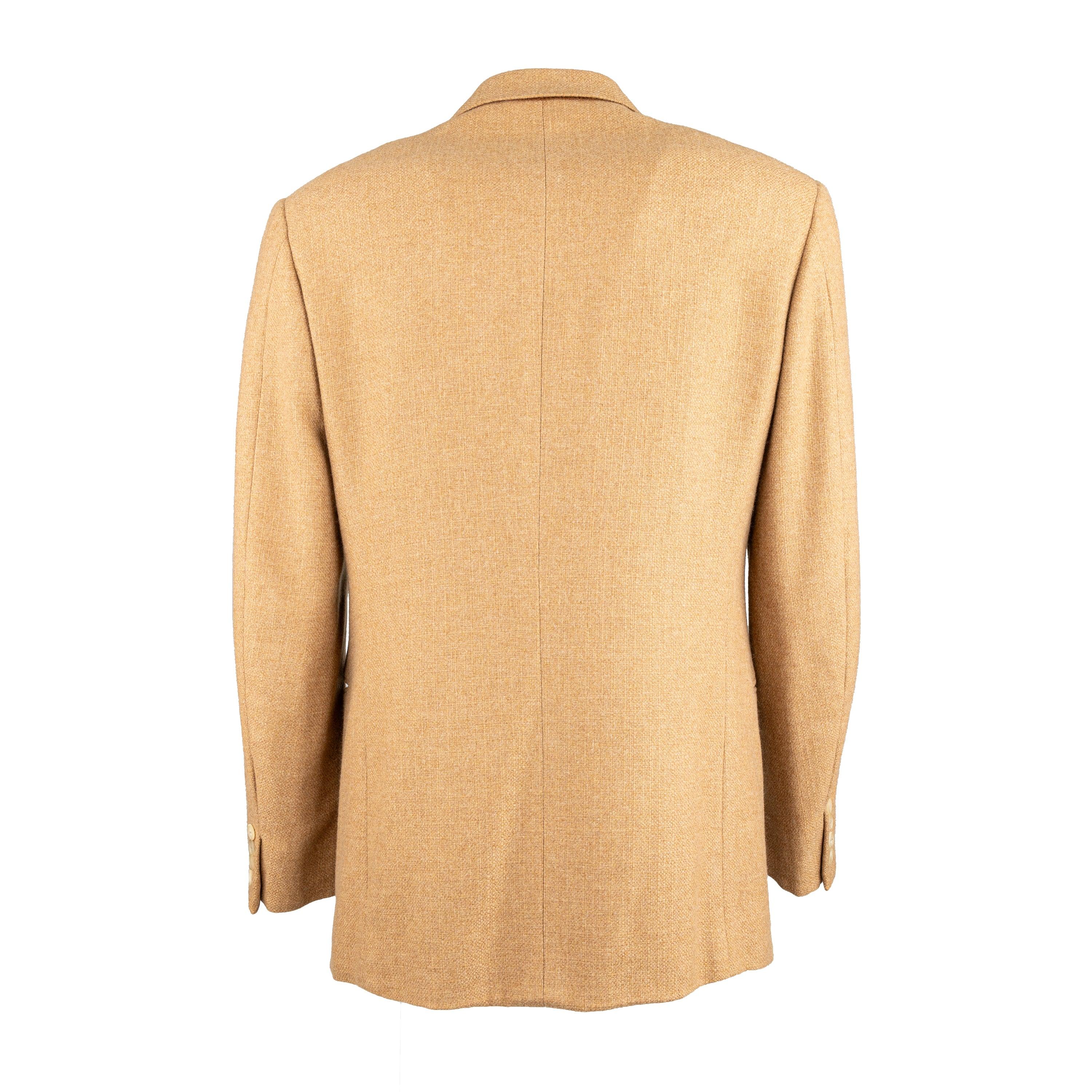 La Blazer Gianfranco Ferré Camel, confeccionada con un tejido de mezcla de lana, destila sofisticación. Esta pieza clásica lleva el logotipo de la marca en relieve por todo el forro, lo que añade un toque de lujo. Con cuello de solapa con muesca y
