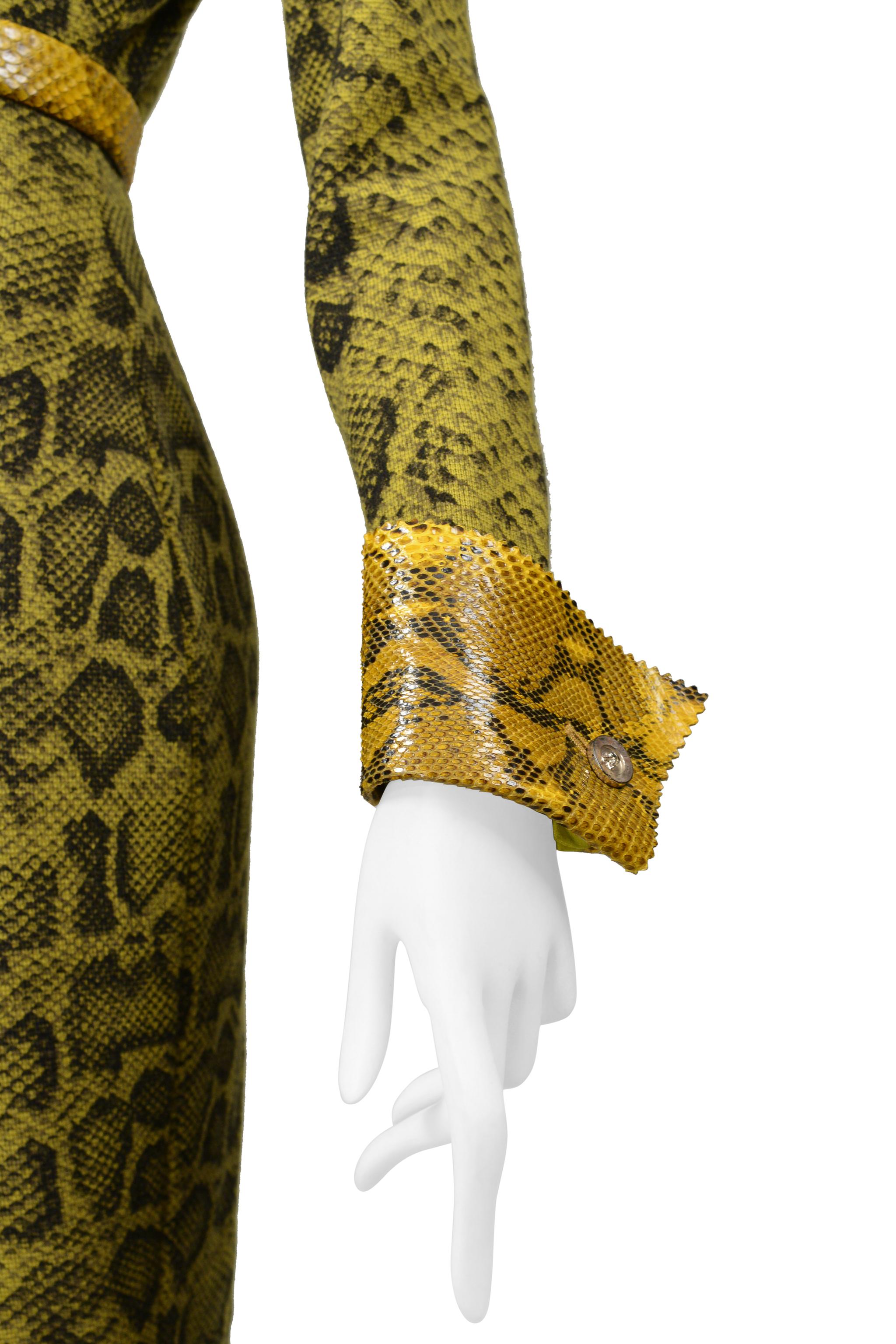 Resurrection Vintage a le plaisir de vous proposer une robe vintage en jersey jaune-vert de Gianfranco Ferre avec un imprimé serpent, des bordures serpent, des poignets, une ceinture, des boutons de manchette argentés, un corps ajusté et une