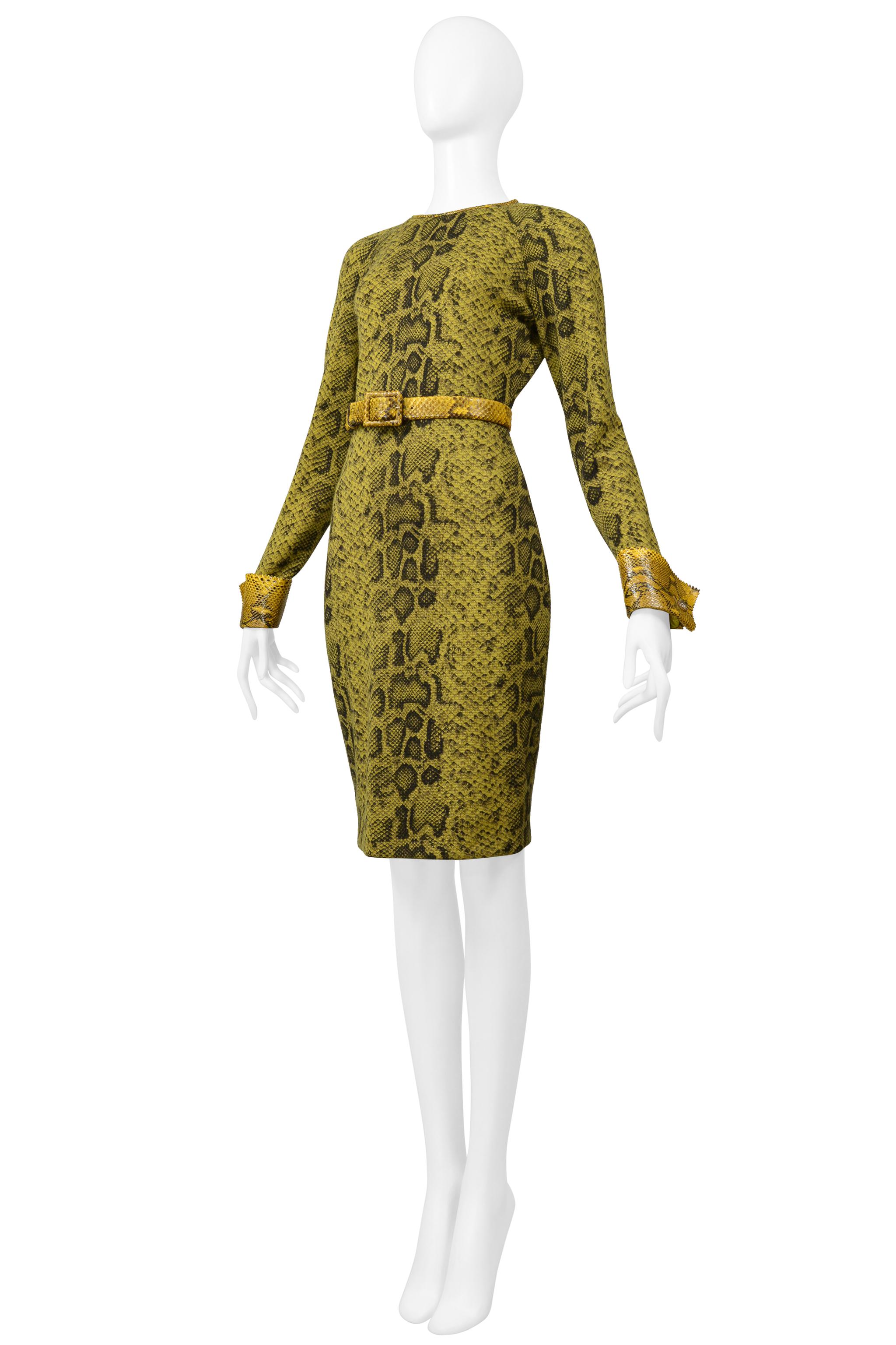 Gianfranco Ferre - Robe imprimée serpent chartreuse avec manches et ceinture Excellent état - En vente à Los Angeles, CA