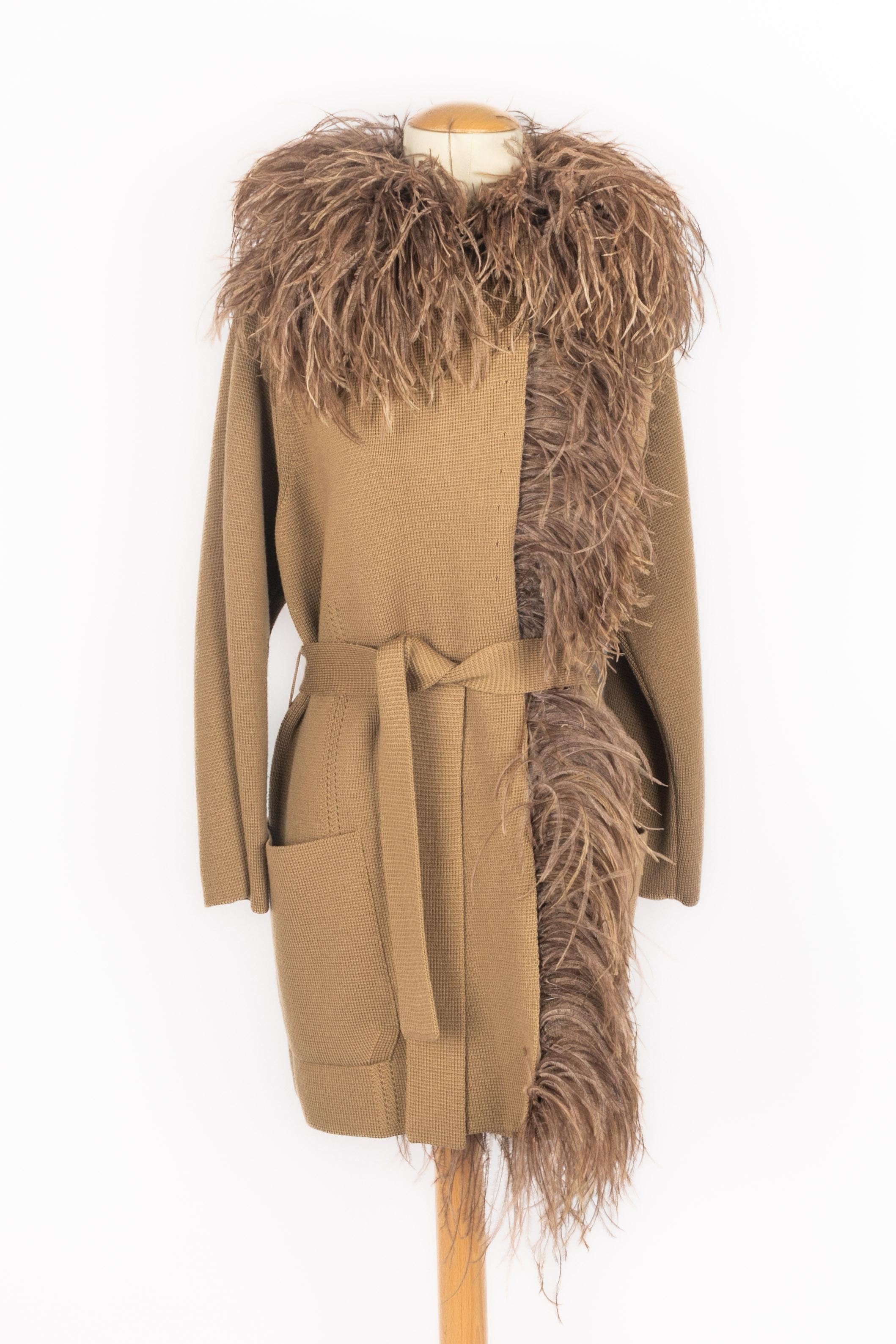 GIANFRANCO FERRÉ - (Made in Italy) Silk and wool knitted coat with ostrich feathers in beige and brown tones. Size 40IT indicated, it fits a 36FR. A 1990s Collection.

Condition:
Very good condition

Dimensions:
Shoulder width: 45cm/50 cm - Sleeve