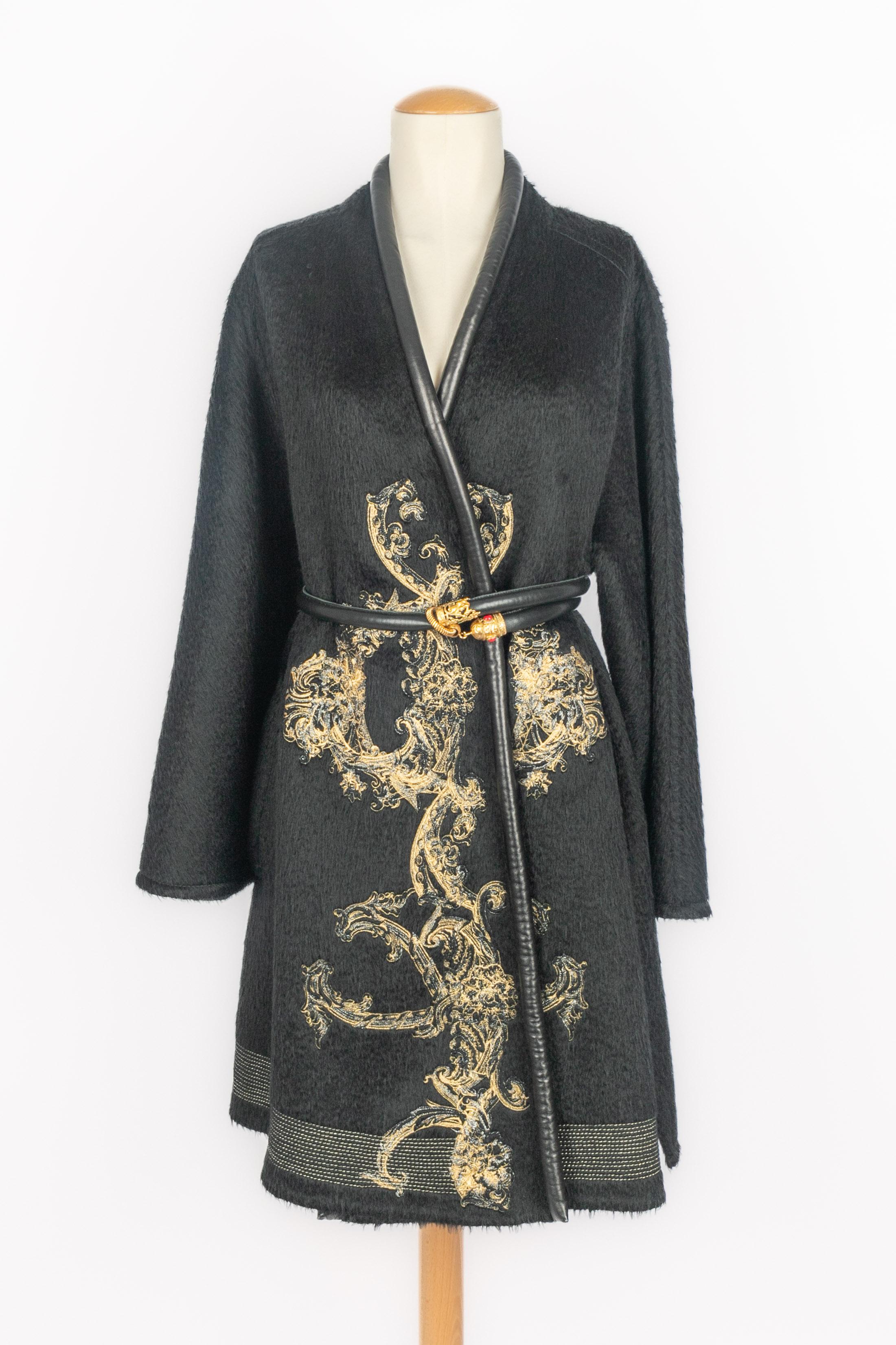 GIANFRANCO FERRÉ - (Made in Italy) Schwarzer Mantel aus Wolle und Alpaka, verziert mit einem aufgestickten goldenen Lurex-Muster und einem Gürtel und Kanten aus schwarzem Lammleder. Größe 40FR angegeben, es passt eine 36FR/38FR/40FR. Herbst-Winter
