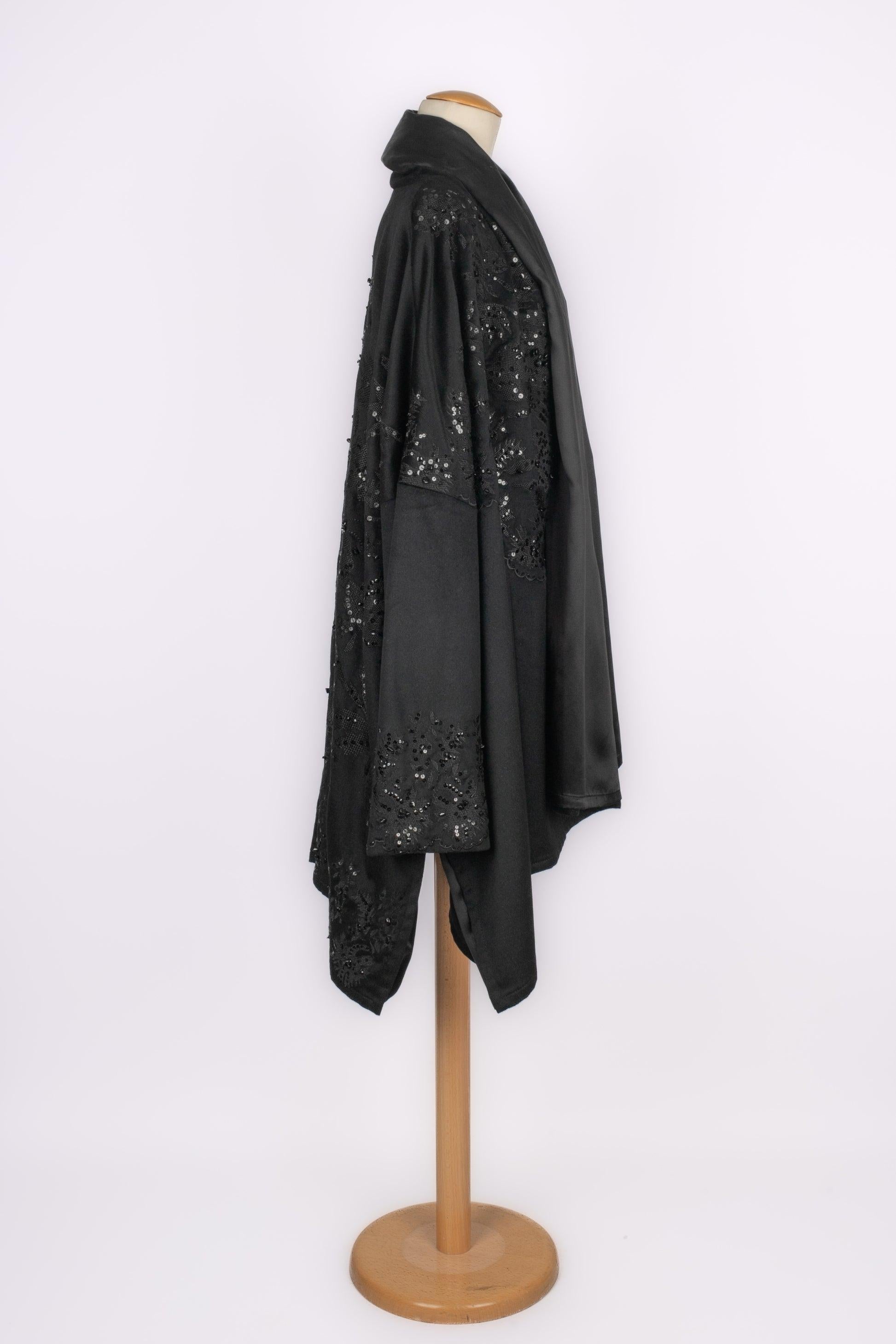 Gianfranco Ferré - (Made in Italy) Cappotto nero ricamato con un motivo, perle e paillettes. Non è indicata la taglia, ma si adatta a una 38FR/40FR.

Informazioni aggiuntive:
Condizioni: Ottime condizioni
Dimensioni: Lunghezza maniche: 42 cm -