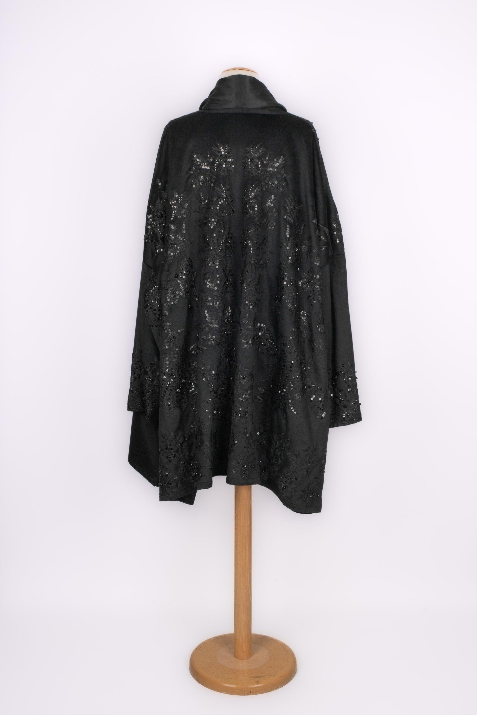 Nero Cappotto di Gianfranco Ferré con motivi, perle e paillettes in vendita