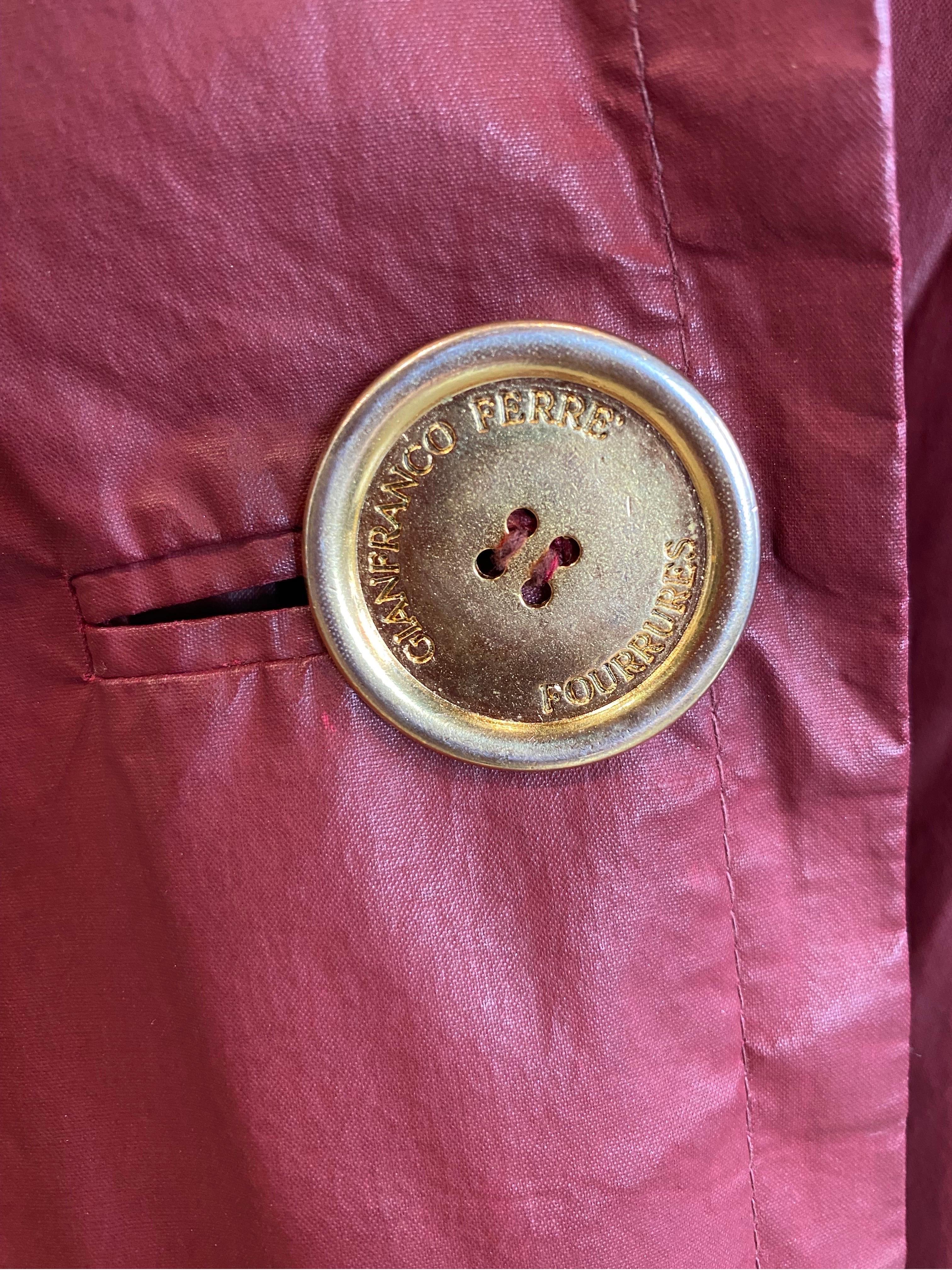 Marrone Gianfranco Ferré collezione Fourrures giacca bordeaux
Modello a trincea. in vendita