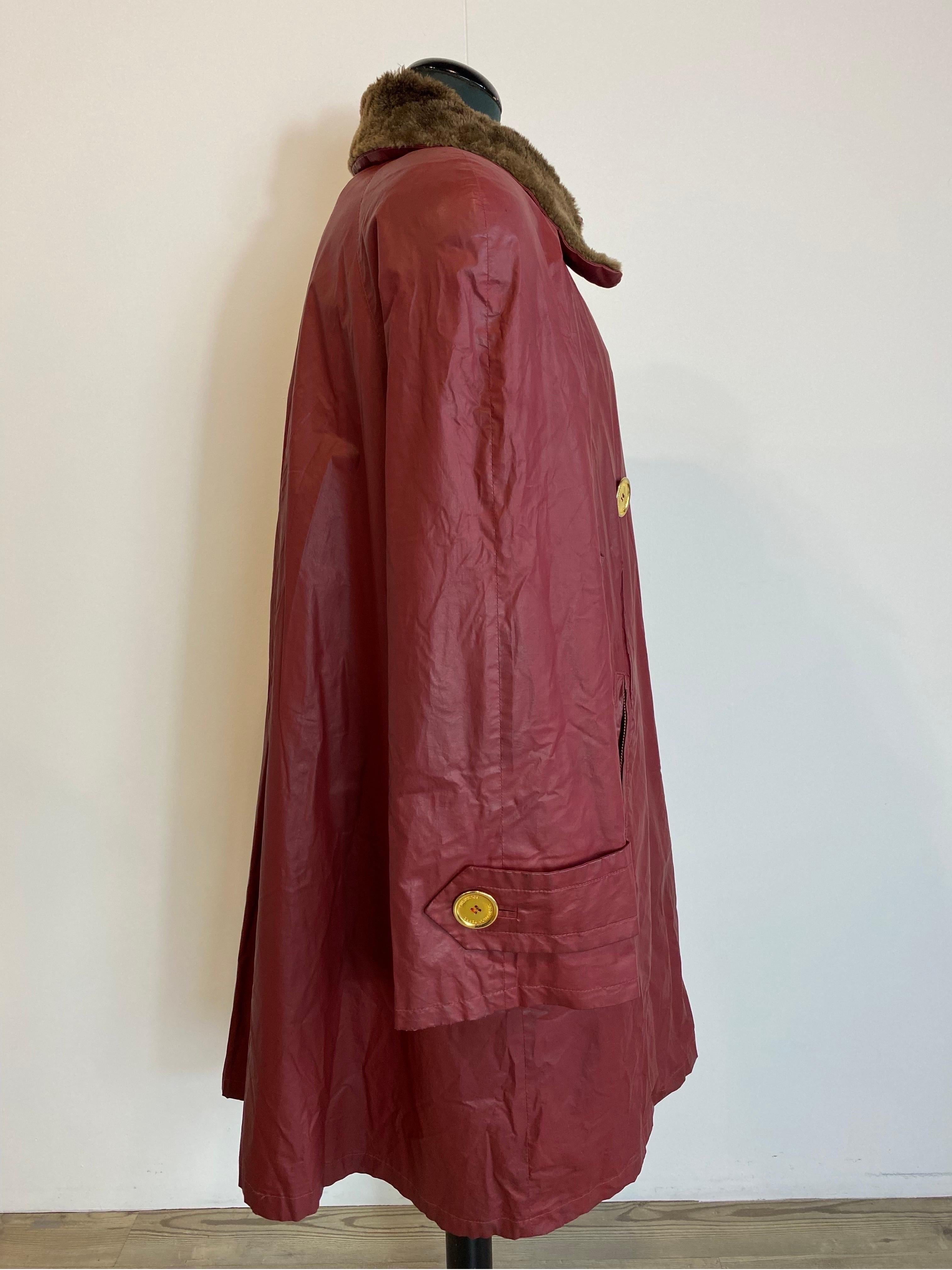 Gianfranco Ferré collezione Fourrures giacca bordeaux
Modello a trincea. In condizioni buone in vendita a Carnate, IT