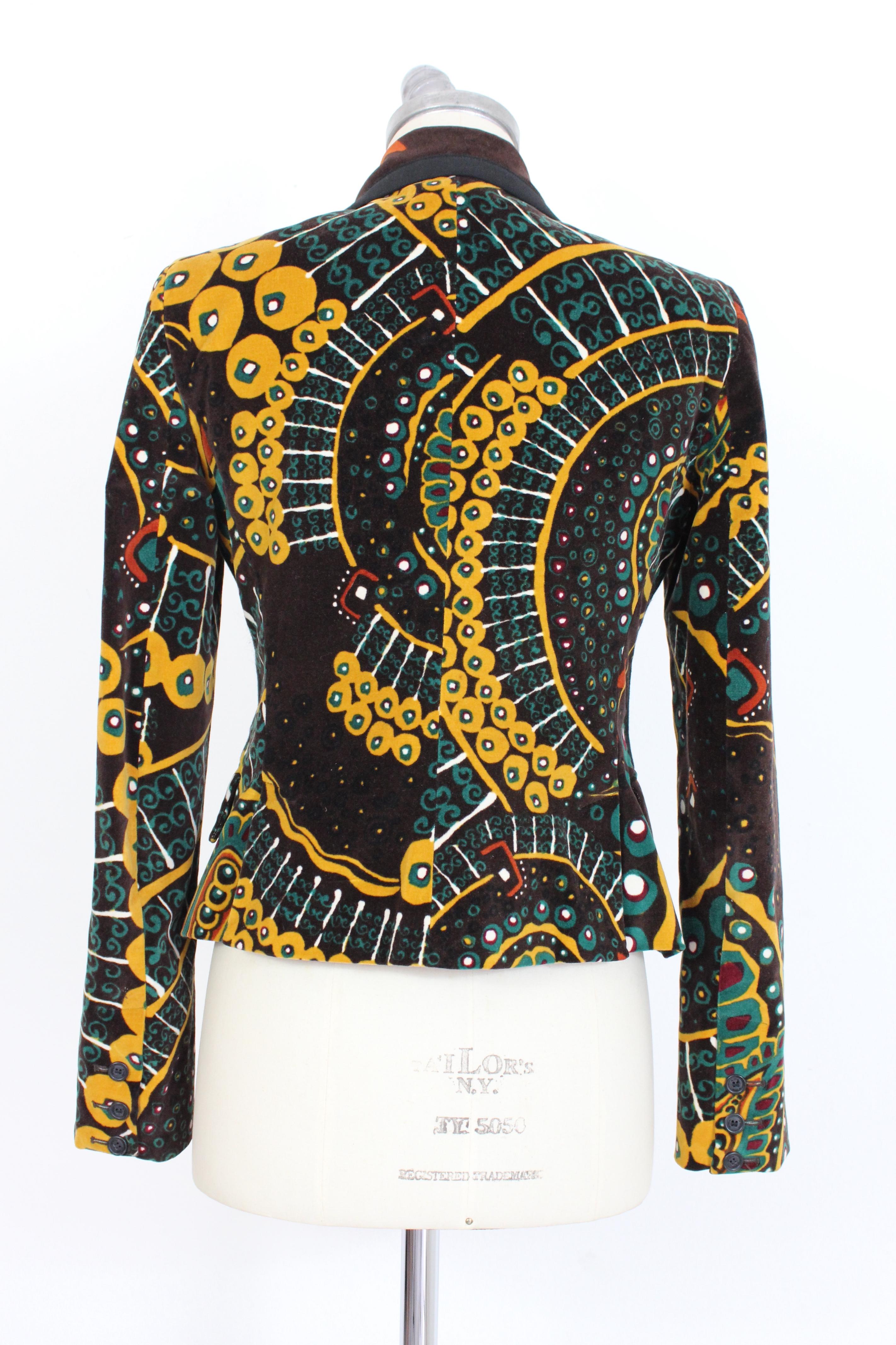 Gianfranco Ferre vintage 90s women's jacket. Fitted jacket, brown with green and yellow paisley designs. Velvet-like fabric, 96% cotton, 4% other fibers, fully lined. Closure with clip. Made in Italy.

Condition: Excellent

Article used few times,