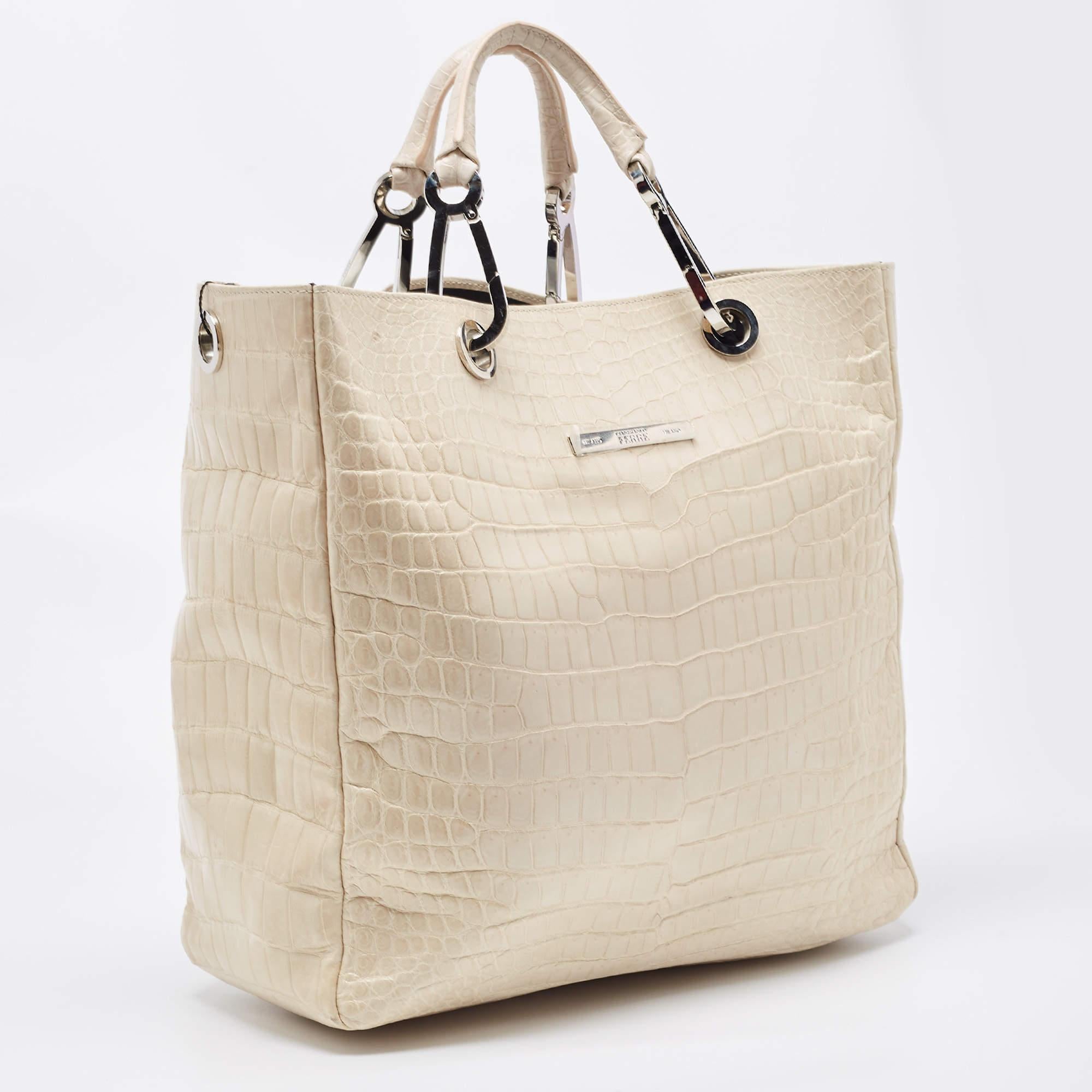 Mit dieser Tasche von Gianfranco Ferre können Sie alles, was Sie brauchen, stilvoll transportieren. Gefertigt aus den besten MATERIALEN, ist dies ein Accessoire, das dauerhaften Stil und Gebrauch verspricht.

