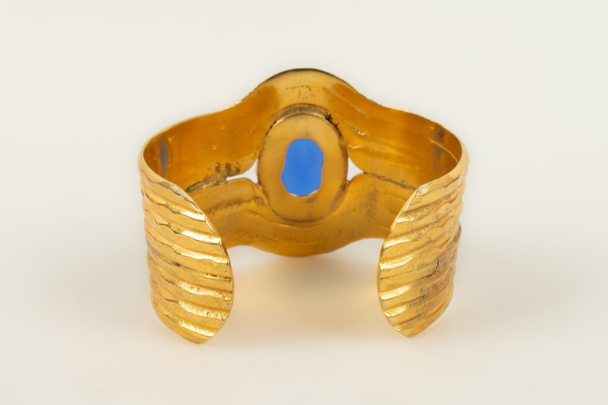 Gianfranco Ferré Cuff Bracelet in Golden Metal In Excellent Condition For Sale In SAINT-OUEN-SUR-SEINE, FR