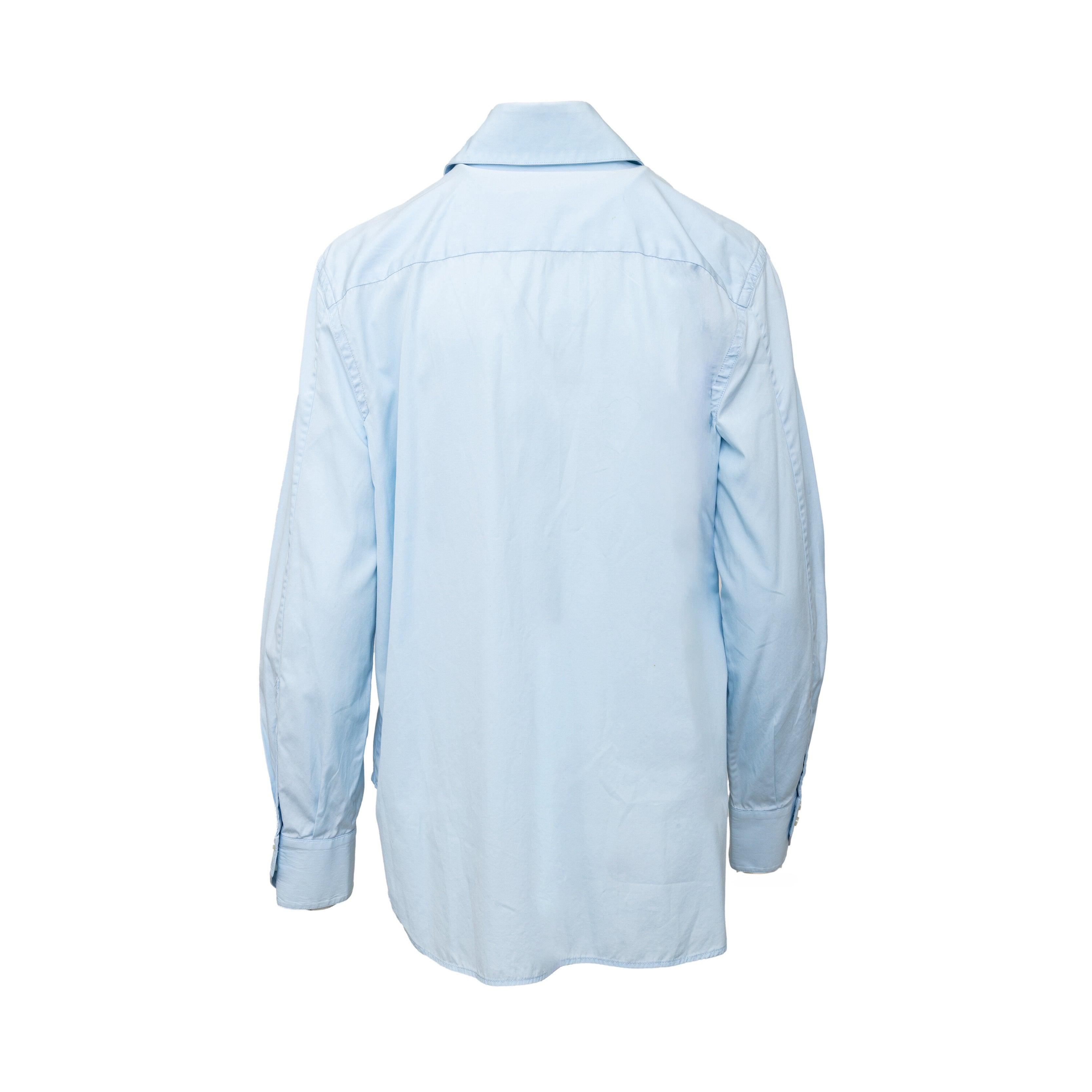 Realizzata al 100% in morbido cotone in un'intramontabile tonalità di blu, la camicia doppio bottone Gianfranco Ferré è una rivisitazione moderna del classico bottone. Grazie all'esclusivo design a doppi bottoni, questa camicia versatile può essere