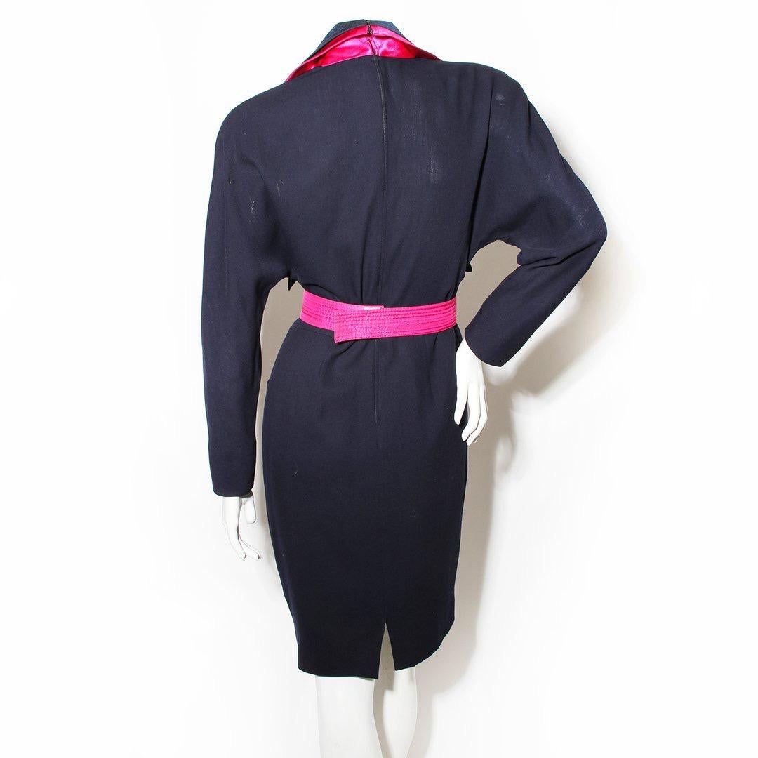Double collar dress by Gianfranco Ferré
Navy
Double collar 
Fuschia collar detail 
Detachable fuchsia belt with velcro closure
Long sleeve
Shoulder pads
V-neck cut
Symmetrical pockets on hips
Zip-down back closure with hook and eye 
4 inch cut on
