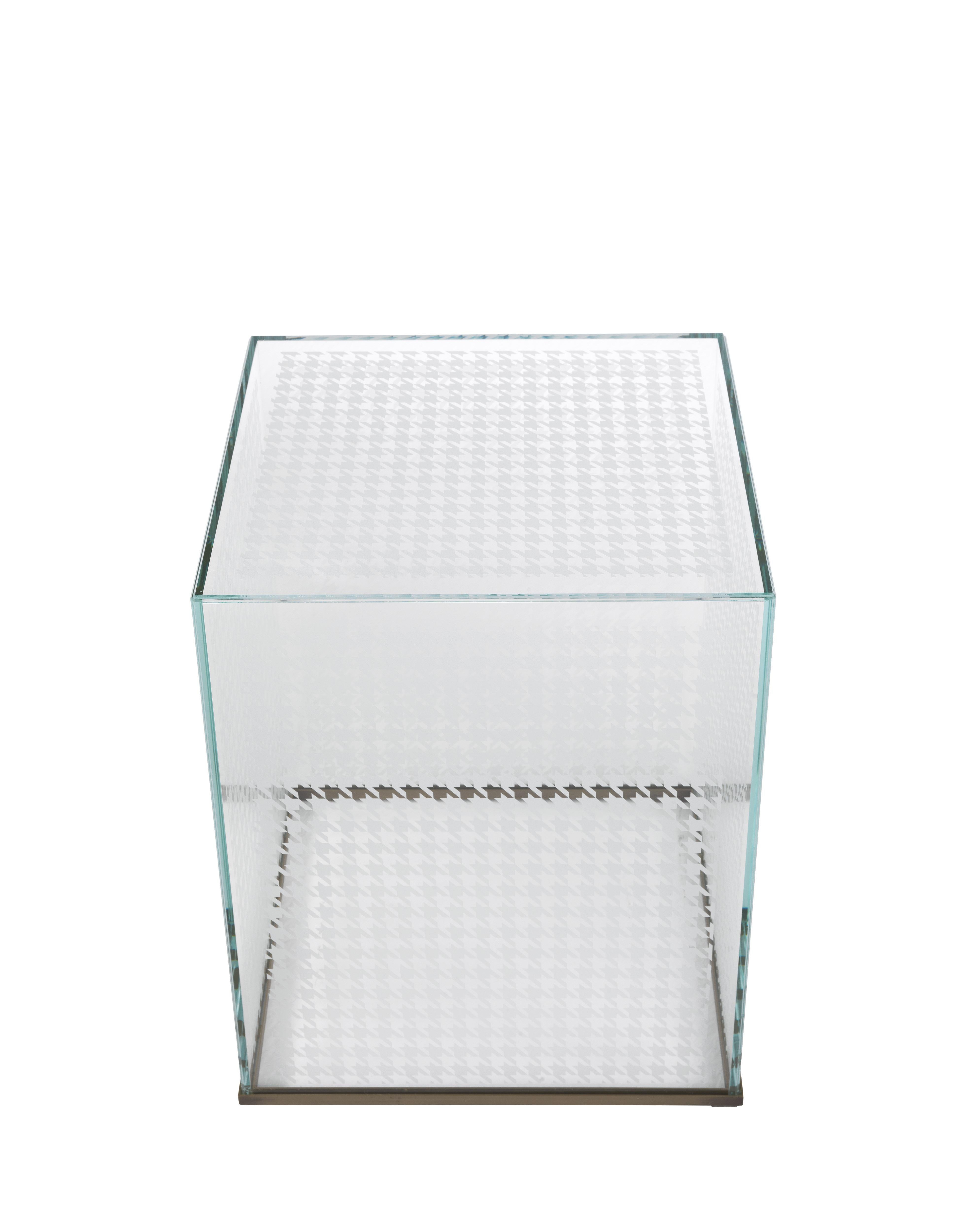 In Echo Park side table, the minimalism of the shapes and the transparency of the glass are combined with the pied de poule decoration, the typical menswear pattern that links us to the identity of the fashion brand Gianfranco Ferré.
Echo Park side