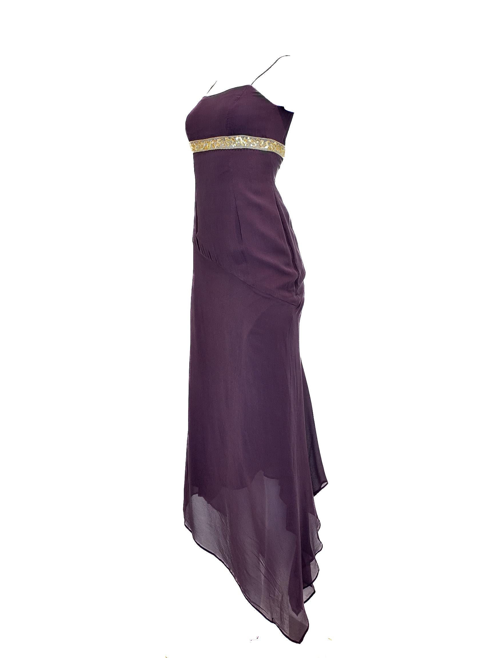Nero Gianfranco Ferrè Vestito asimmetrico in seta viola melanzana con paillettes dorate in vendita