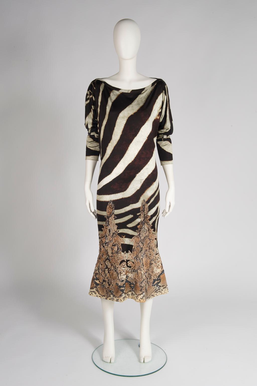 Made from stretch jersey and snakeskin, this 00's Ferré dress (look n° 78 from the SS2005 collection) is embellished with beads. Labeled an Italian size 42 (US 4-6), this piece runs true to size.

Fits approx. : US 4-8 / FR 38-40 

This item has