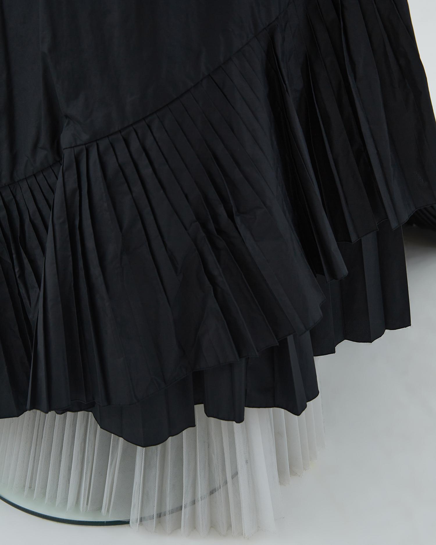 Gianfranco Ferrè F/W 2000 black plated  taffeta skirt and white silk blouse set For Sale 5