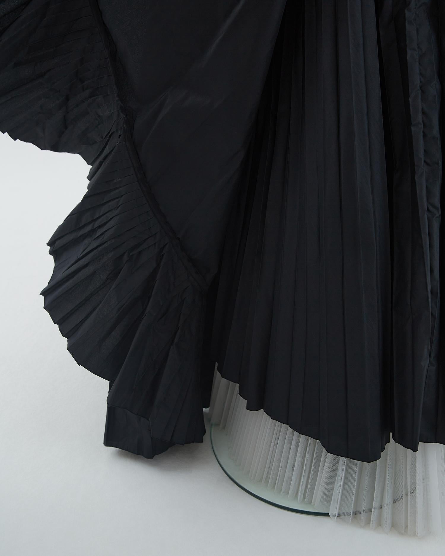 Gianfranco Ferrè F/W 2000 black plated  taffeta skirt and white silk blouse set For Sale 6