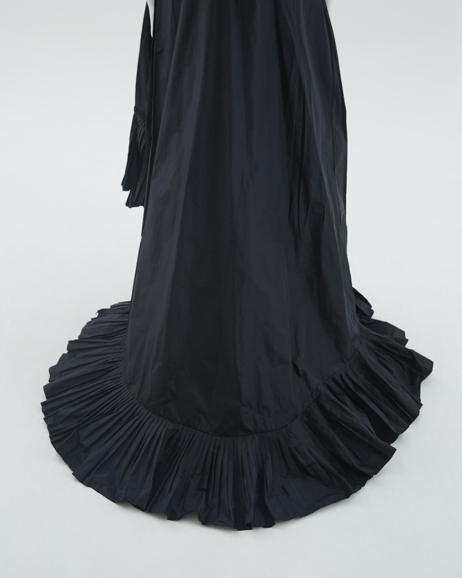 Gianfranco Ferrè F/W 2000 black plated  taffeta skirt and white silk blouse set For Sale 9