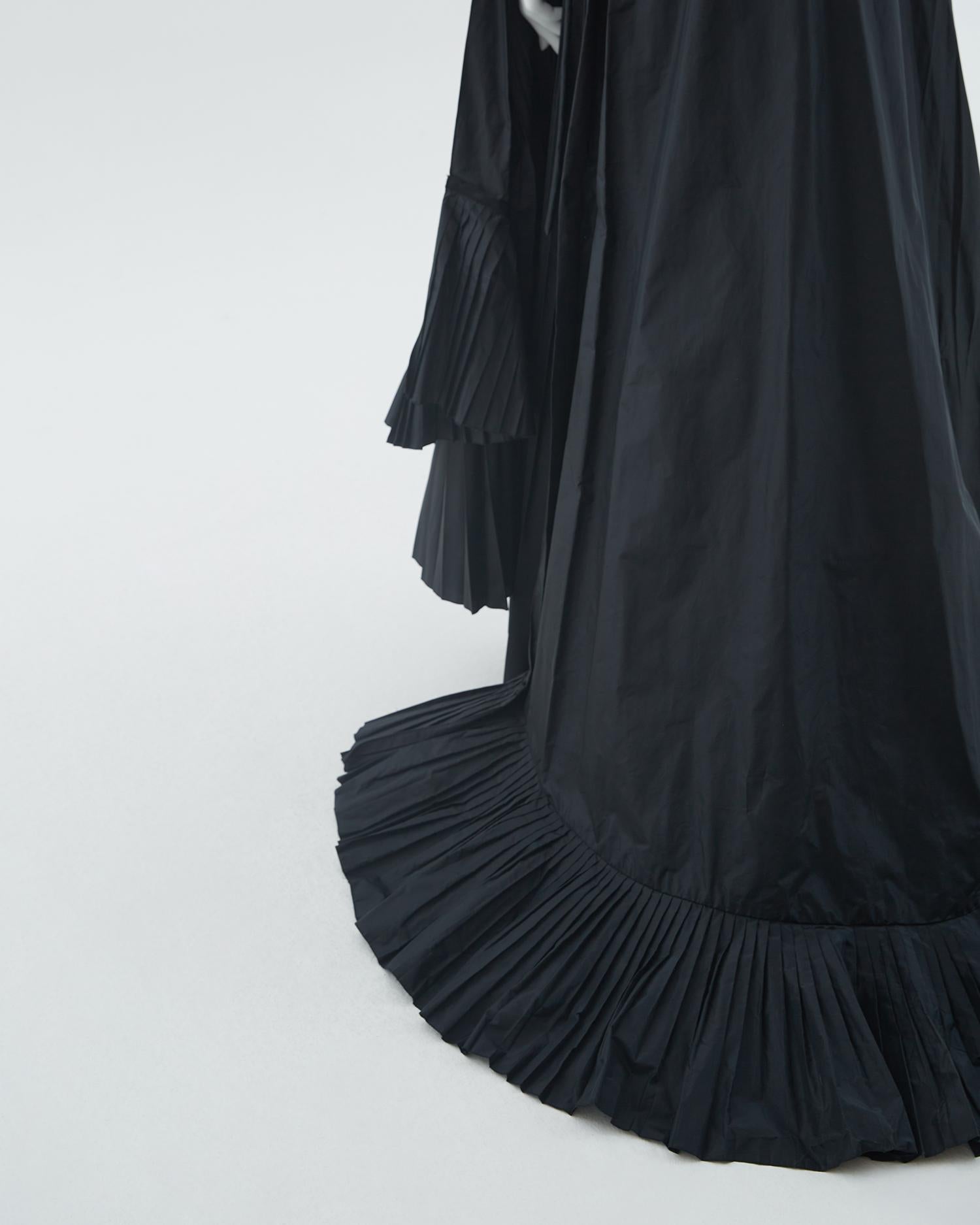 Gianfranco Ferrè F/W 2000 black plated  taffeta skirt and white silk blouse set For Sale 10