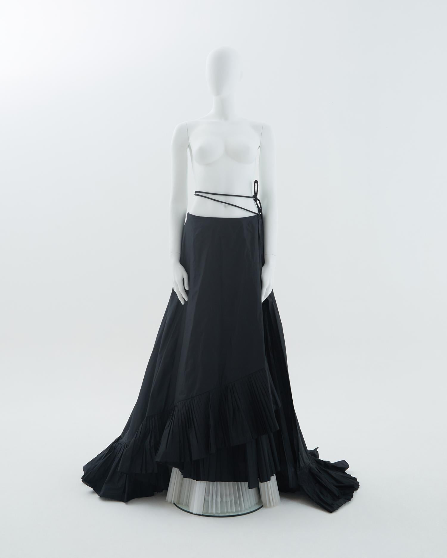 Gianfranco Ferrè F/W 2000 black plated  taffeta skirt and white silk blouse set For Sale 1
