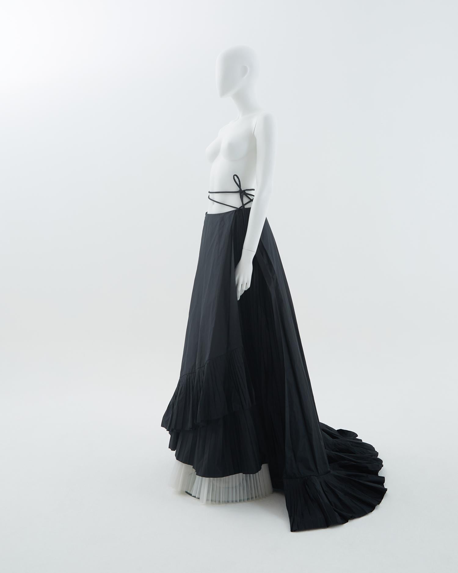 Gianfranco Ferrè F/W 2000 black plated  taffeta skirt and white silk blouse set For Sale 2