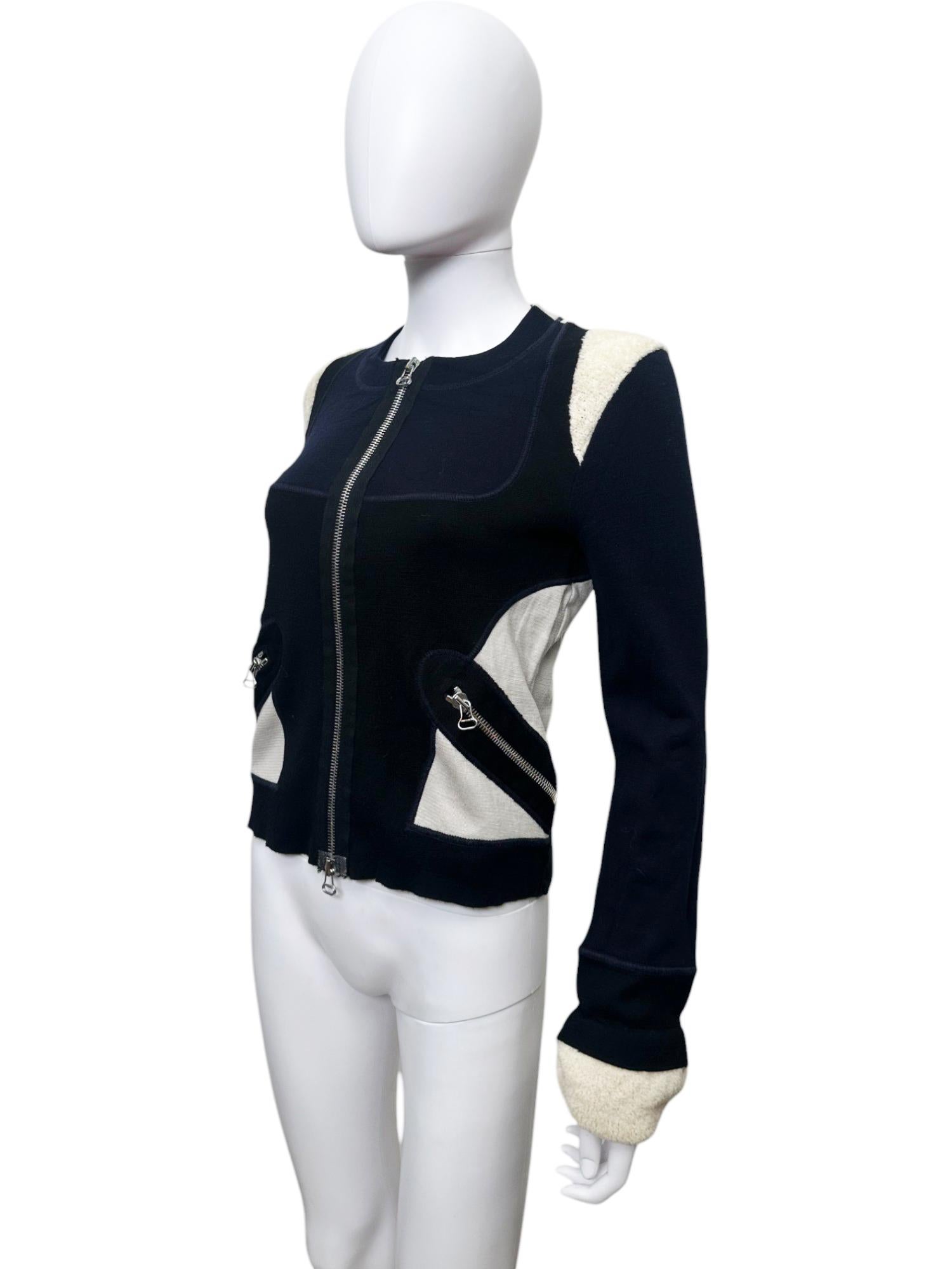 - Conçu par Gianfranco Ferré
- Collection automne-hiver 2004
- Black Wool Zipped Sweater
- Détails en laine vierge et pure aux épaules et aux poignets
- Deux poches zippées
- Motif géométrique
- Bras zippés
- Fabriqué en Italie
- Matériaux : Laine