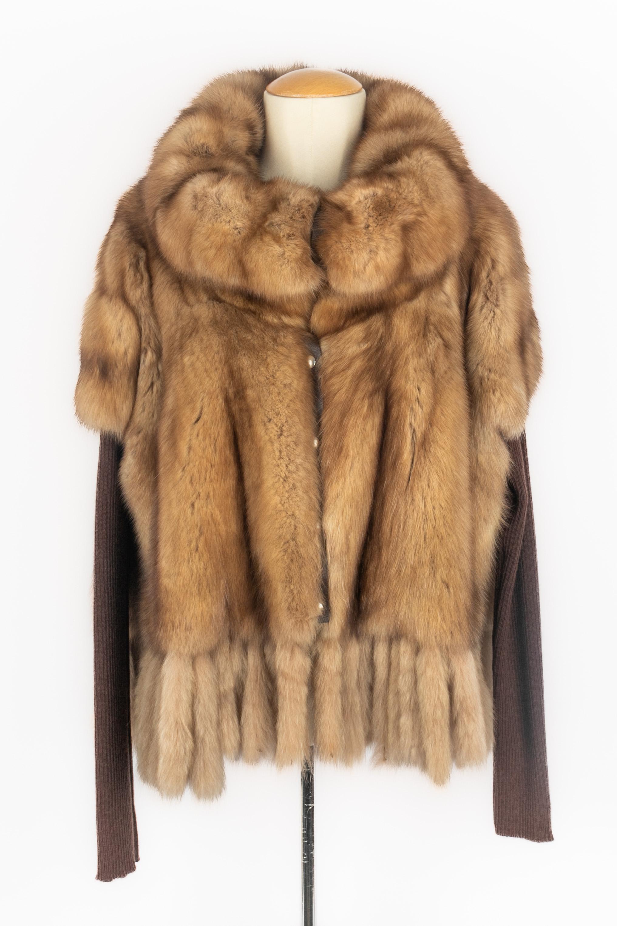 GIANFRANCO FERRÉ - Jacke aus Zobelpelz mit Leder und Wollgewebe. Keine Größenangabe, es passt eine 36FR. Collection'S aus den frühen 2000er Jahren.

Bedingung:
Sehr guter Zustand

Abmessungen:
Ärmellänge: 60 cm - Länge: 63 cm

SKU:FV29


