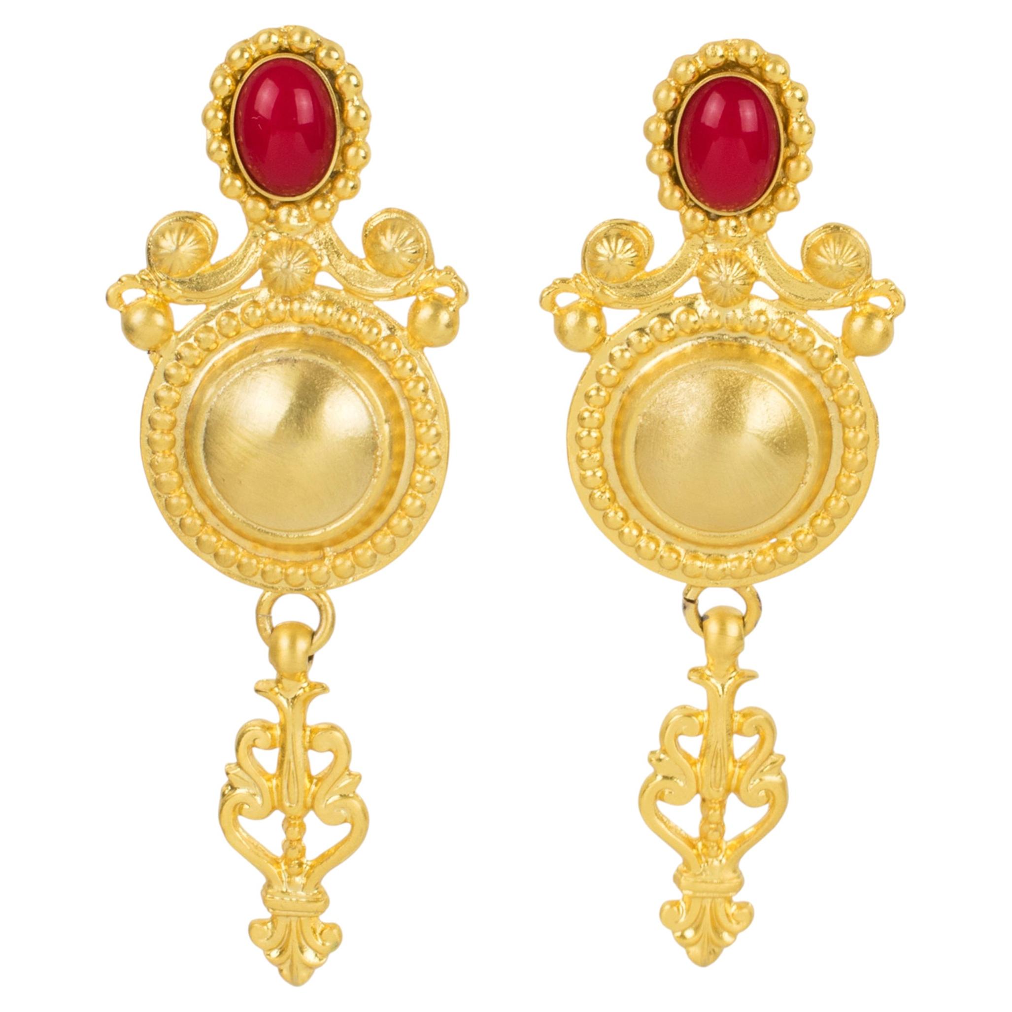 Orecchini a clip in stile barocco di Gianfranco Ferré in metallo dorato con cabochon rossi in vendita