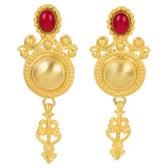 Boucles d'oreilles baroques à clip Gianfranco Ferré en métal doré et cabochons rouges