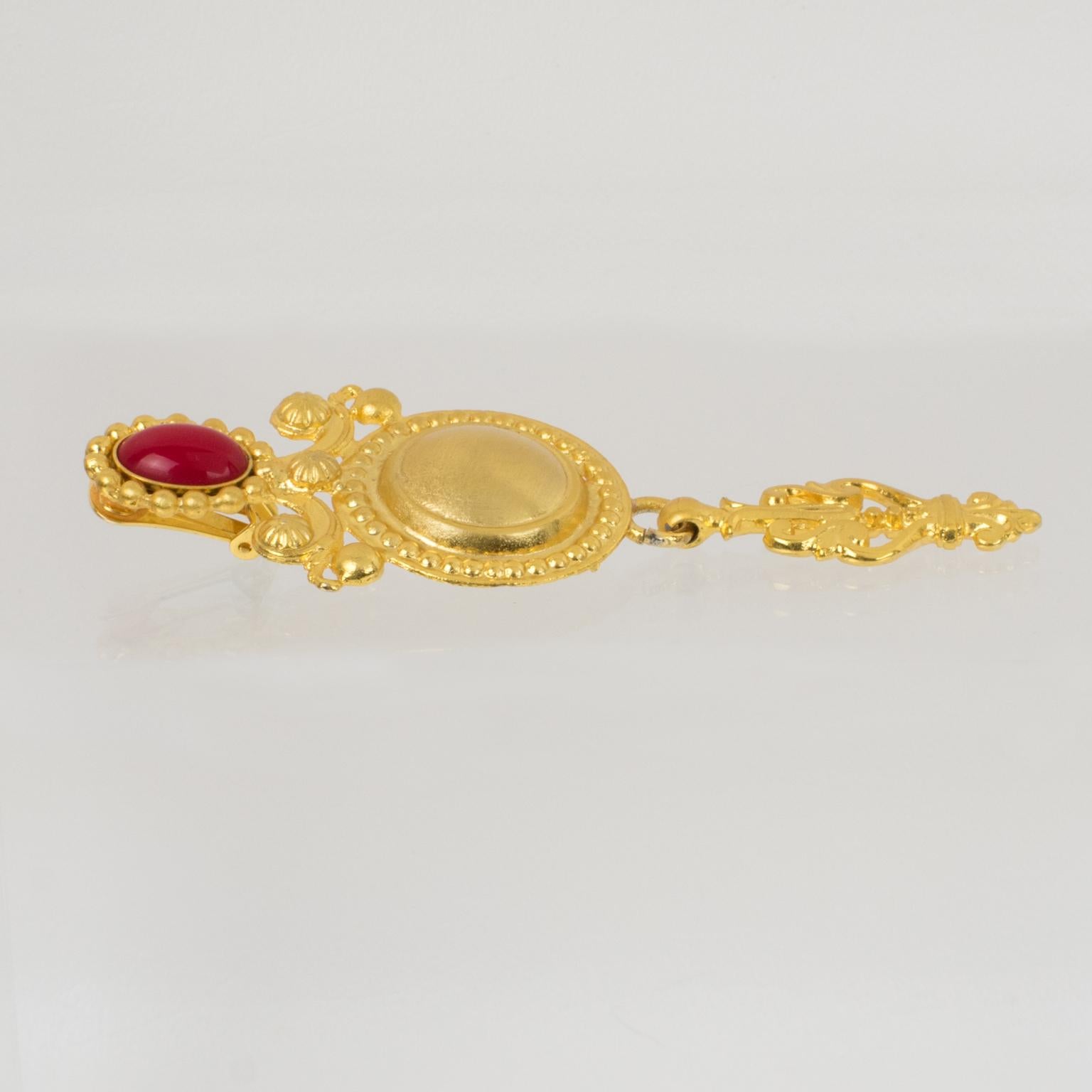 Vergoldete Barock-Ohrclips aus Metall mit rotem Cabochon von Gianfranco Ferre im Angebot 1