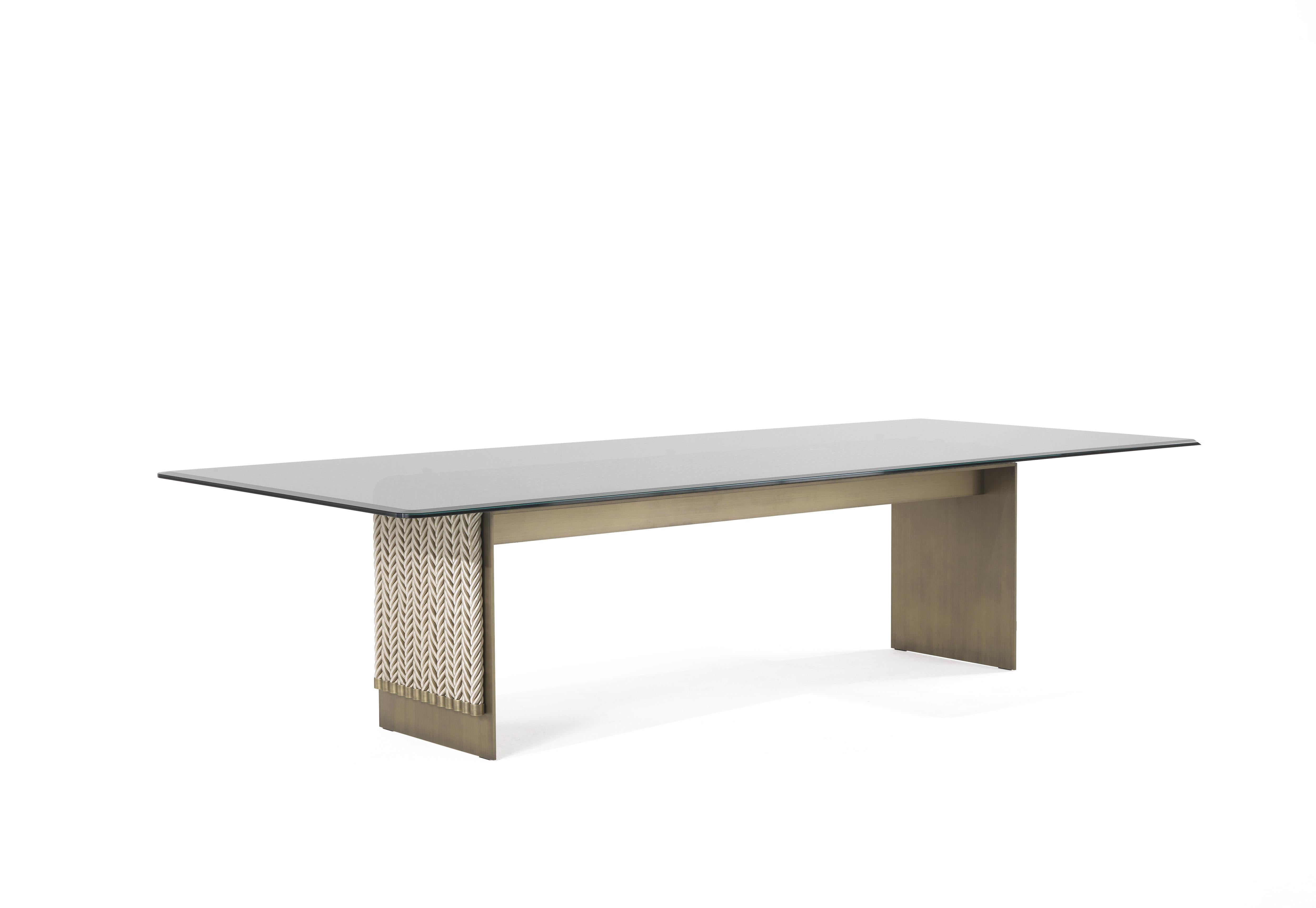 Evolution of the Glasgow line presented at the Salone del Mobile 2018, the dining table combines the linearity of the design with the complexity of the workmanship. Enriched with decorative strings, it presents a top in coupled glass bronzed glass
