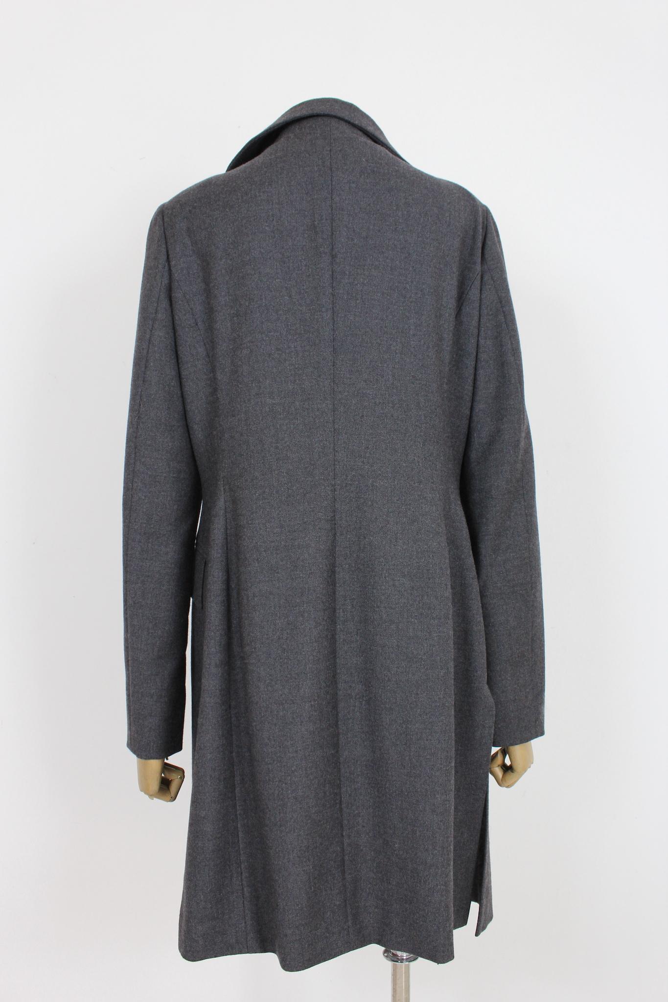 Gianfranco Ferrè vintage 90s coat. Classic overcoat, gray color, wool fabric, internally lined. Made in Italy.

Size: 48 It 14 Us 16 Uk

Shoulder: 48 cm
Bust / Chest: 53 cm
Sleeve: 63 cm
Length: 102 cm