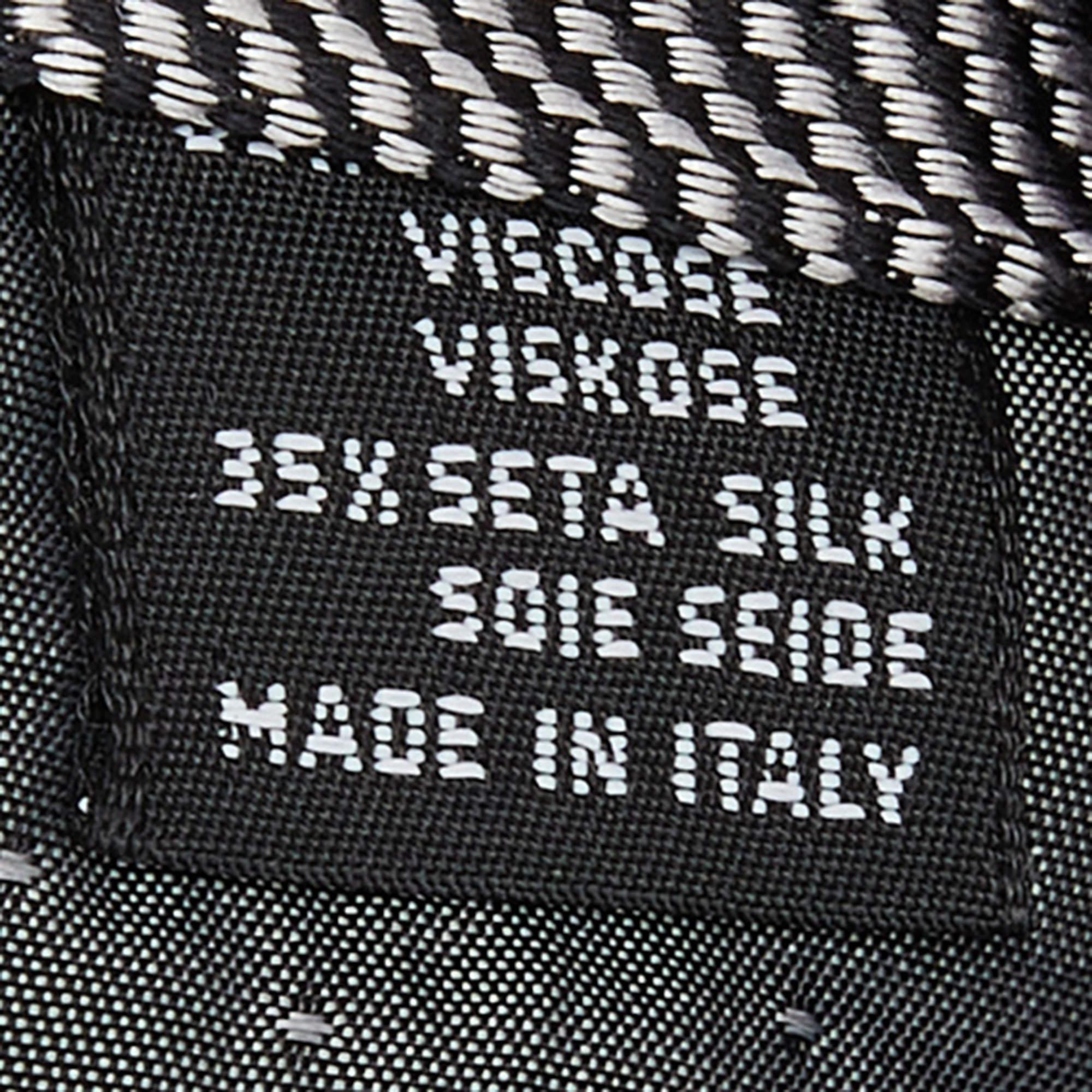 Men's Gianfranco Ferre Grey & Black Diagonal Striped Jacquard Tie For Sale
