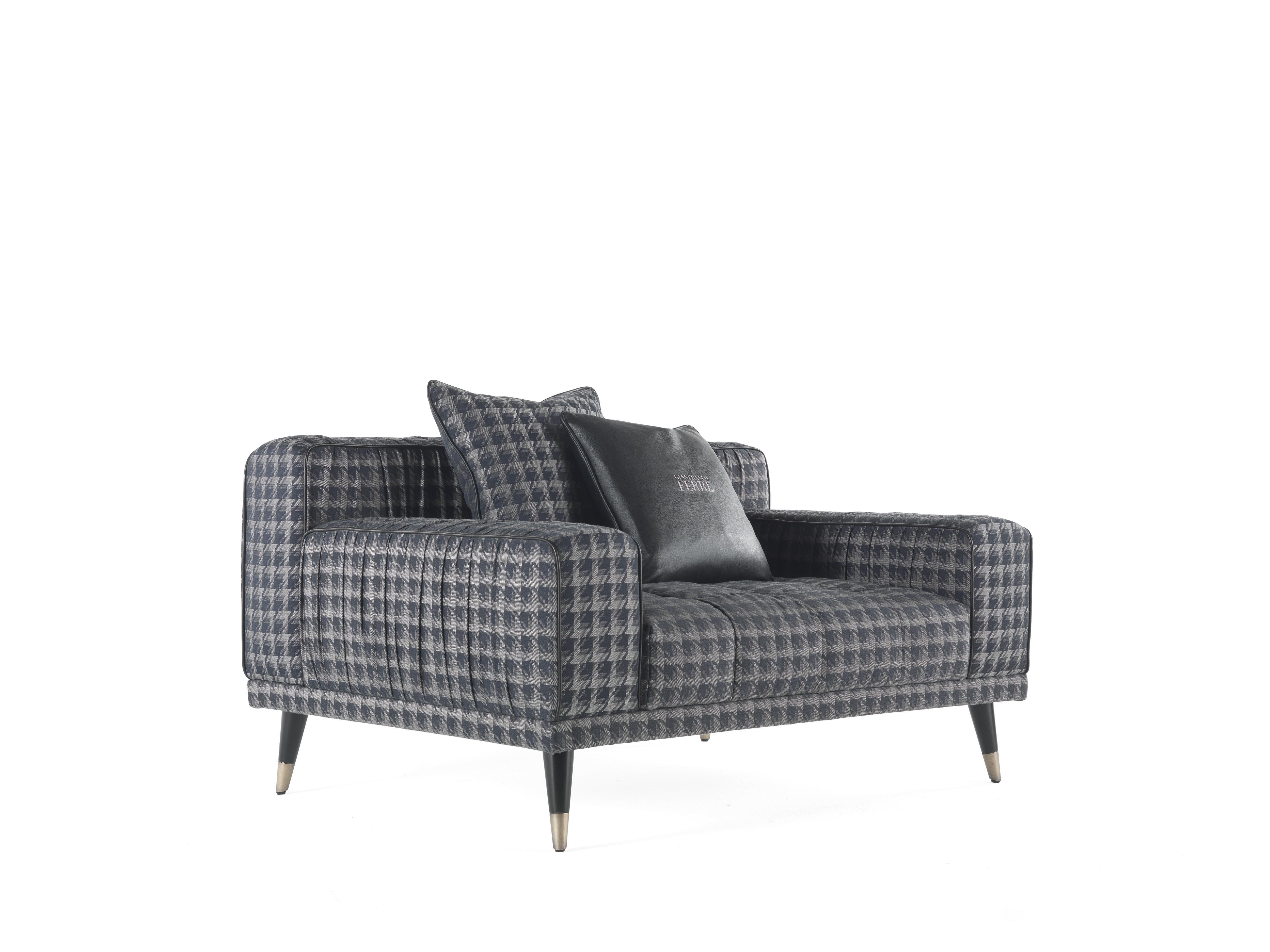 An armchair with a modern look, characterized by a low backrest and fine tailoring alternating pleated and quilted elements. With its elegant silhouette and its eclectic style, the Highlander armchair can easily be inserted in different