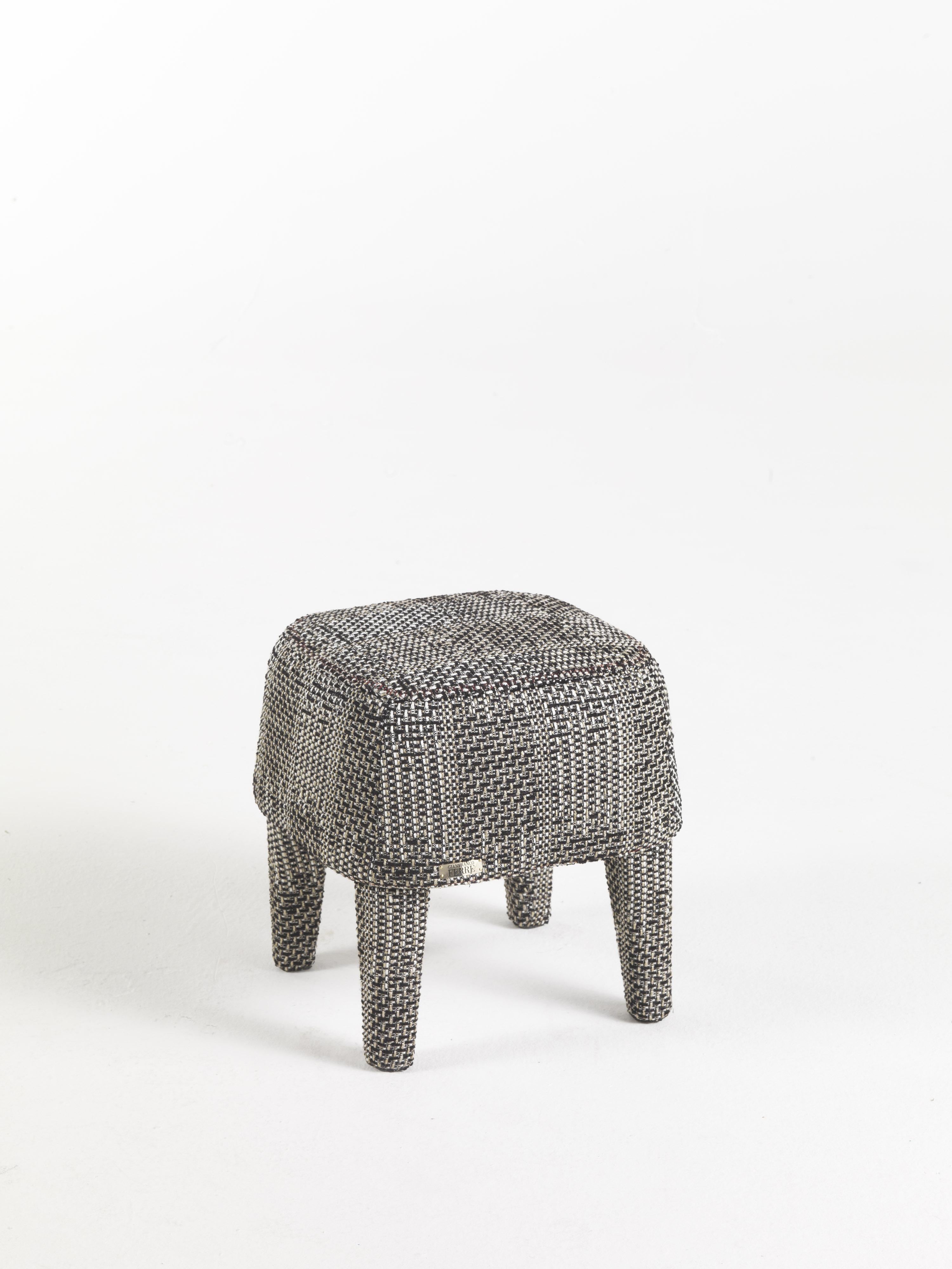 The mini pouf features a light and versatile design. Small, soft and compact, it adds character to any setting. Available in different menswear fabrics of the collection: pied-de-poule, pinstripe, twill, Prince of Wales.
Mini pouf with the structure