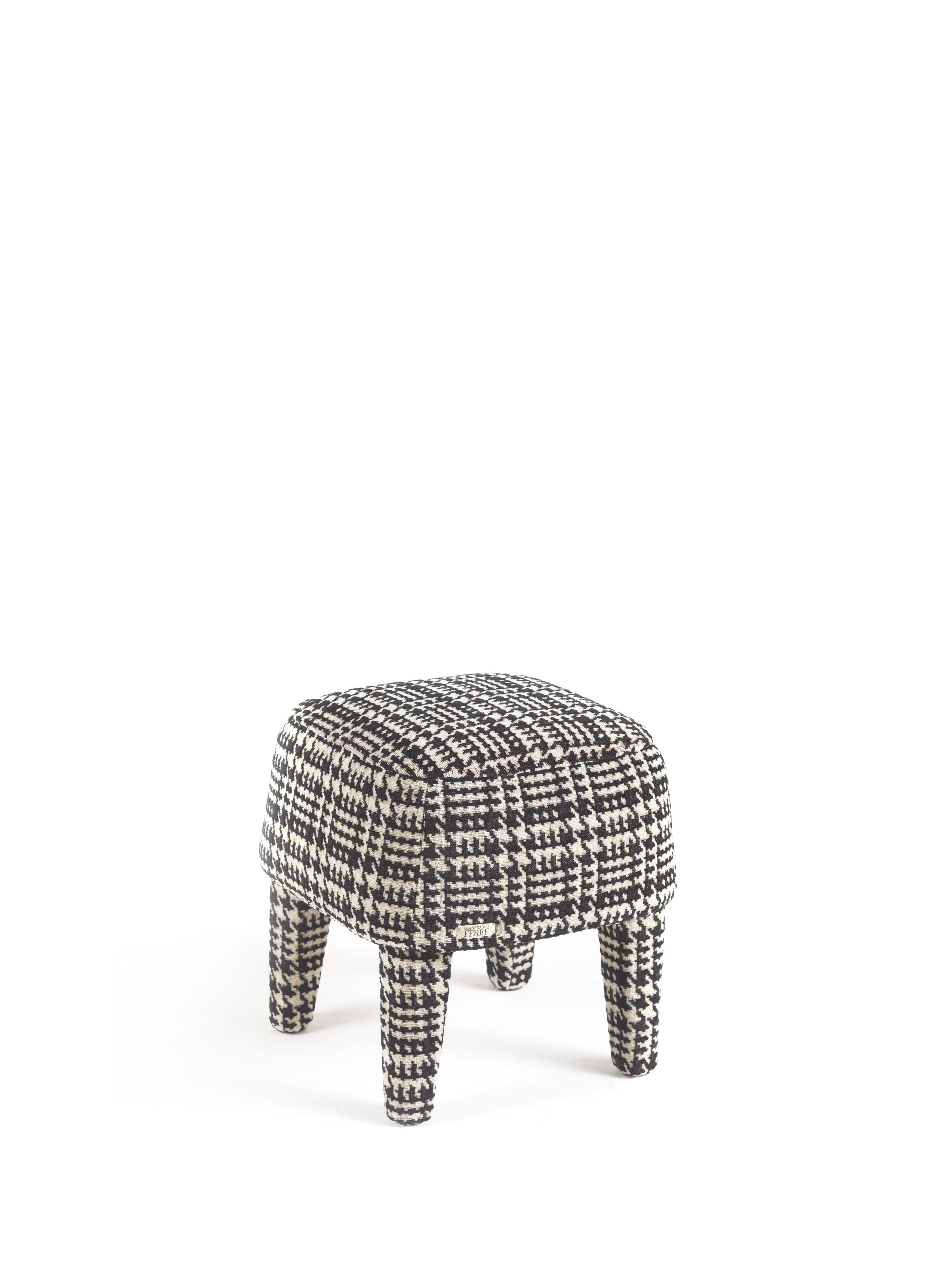 The Mini pouf features a light and versatile design. Small, soft and compact, it adds character to any setting. Available in different menswear fabrics of the collection: pied-de-poule, pinstripe, twill, Prince of Wales.
Mini pouf with the structure