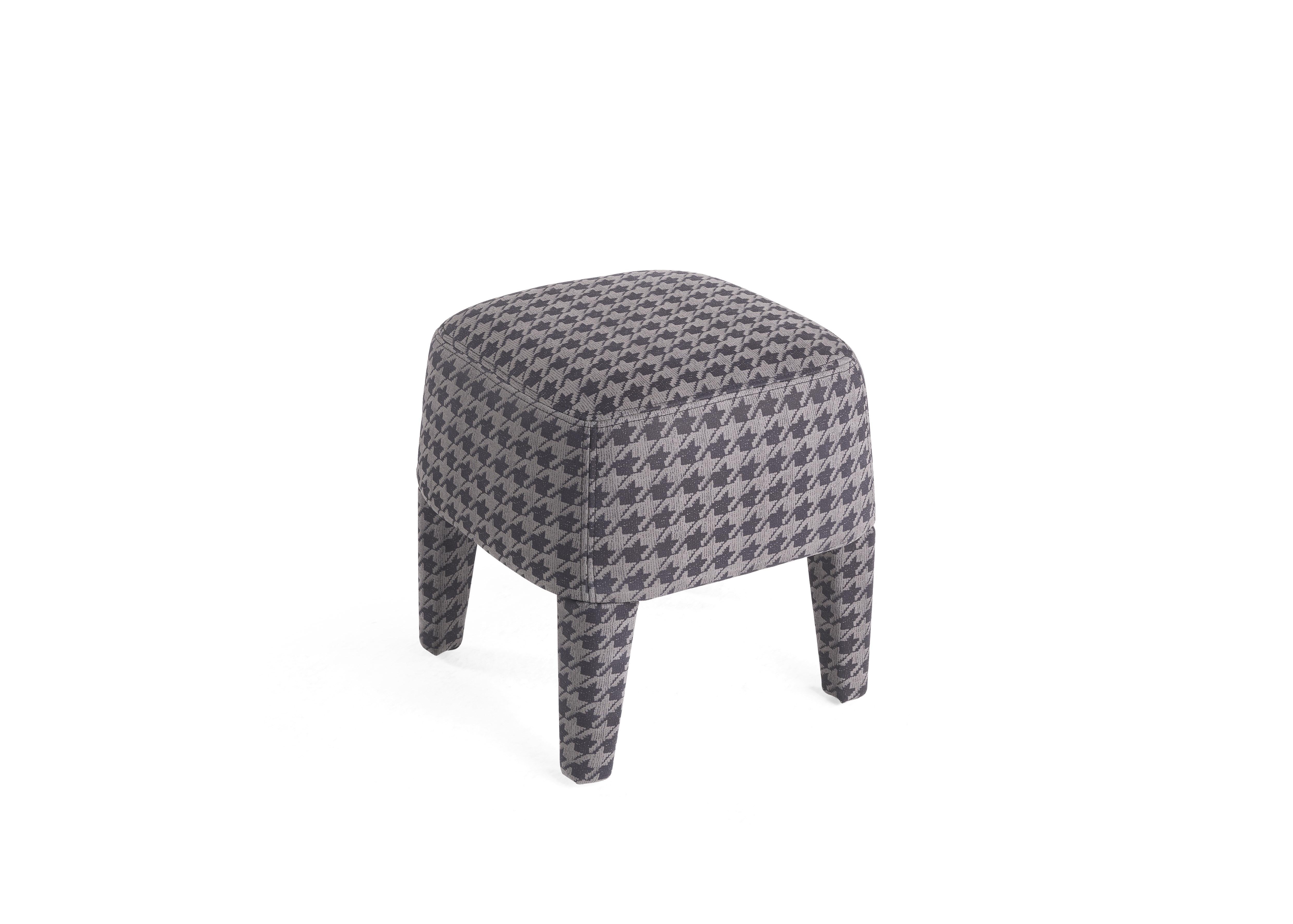 The Mini pouf features a light and versatile design. Small, soft and compact, it adds character to any setting. Available in different menswear fabrics of the collection: pied-de-poule, pinstripe, twill, Prince of Wales.
Mini pouf with the structure