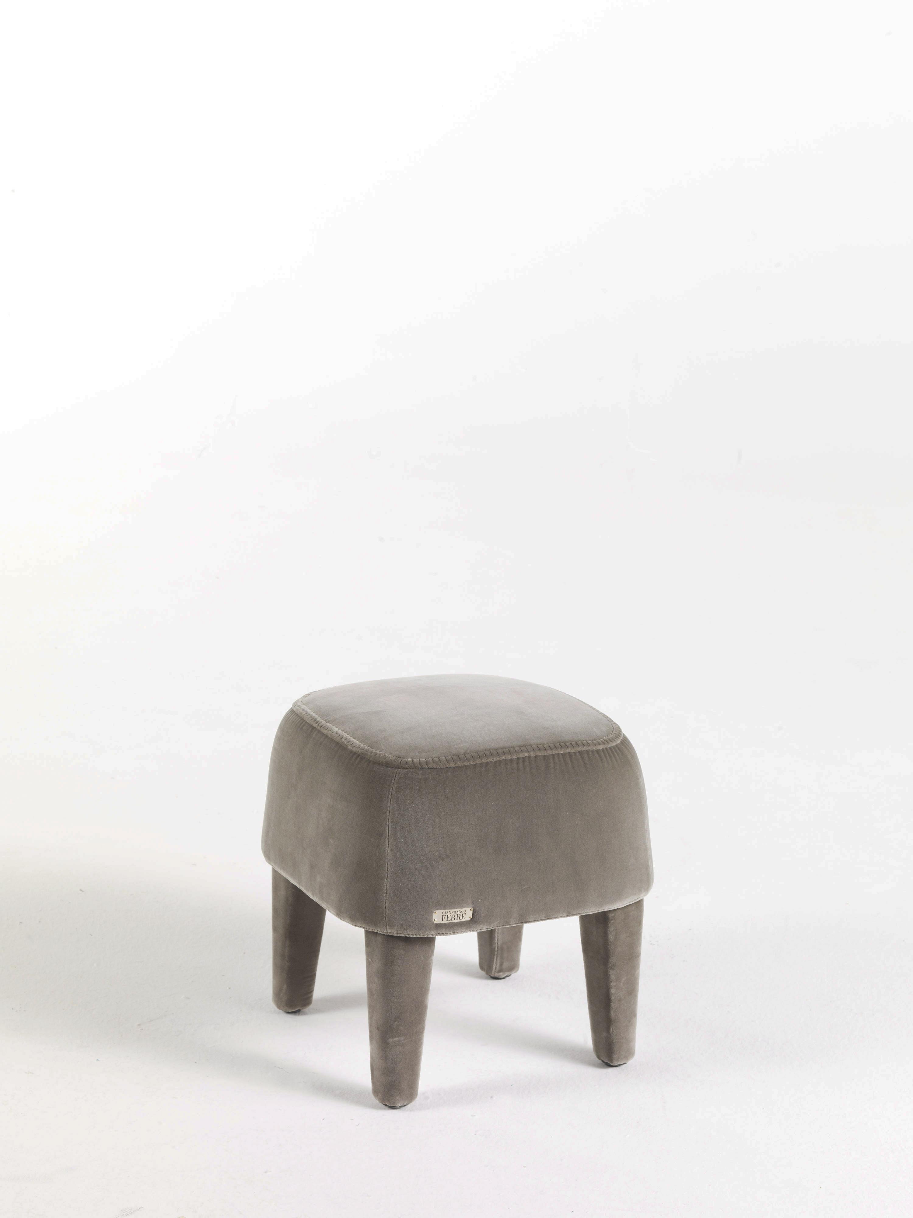The Mini pouf features a light and versatile design. Small, soft and compact, it adds character to any setting. Available in different menswear fabrics of the collection: pied-de-poule, pinstripe, twill, Prince of Wales.
Mini Pouf with the structure