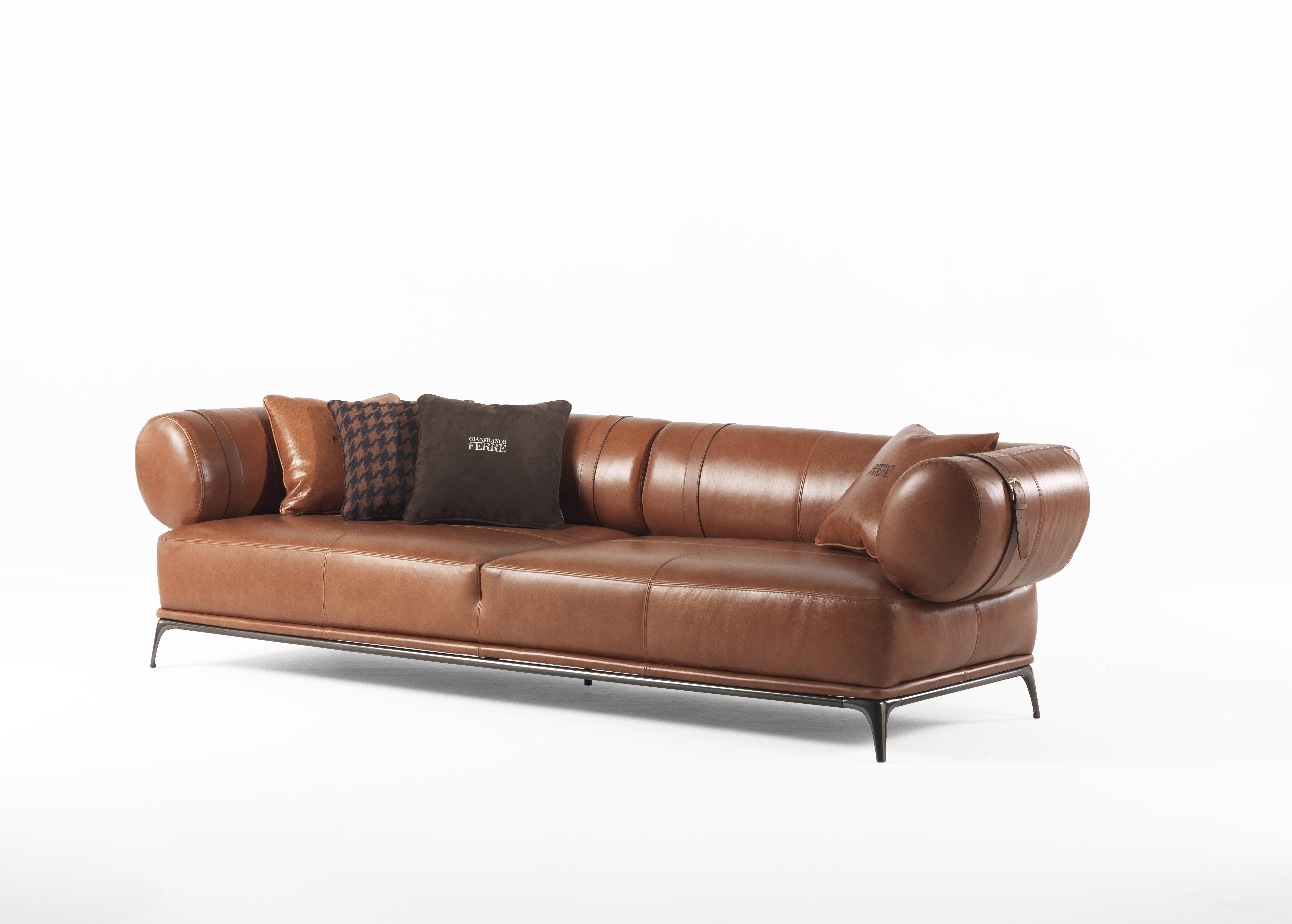 With its vintage charm, recognizable style and elegant silhouette, phoenix sofa refers to the icons of design, offering an original re-interpretation of the Classic roll arm. Featuring armrests and back with oval section, slightly inclined towards