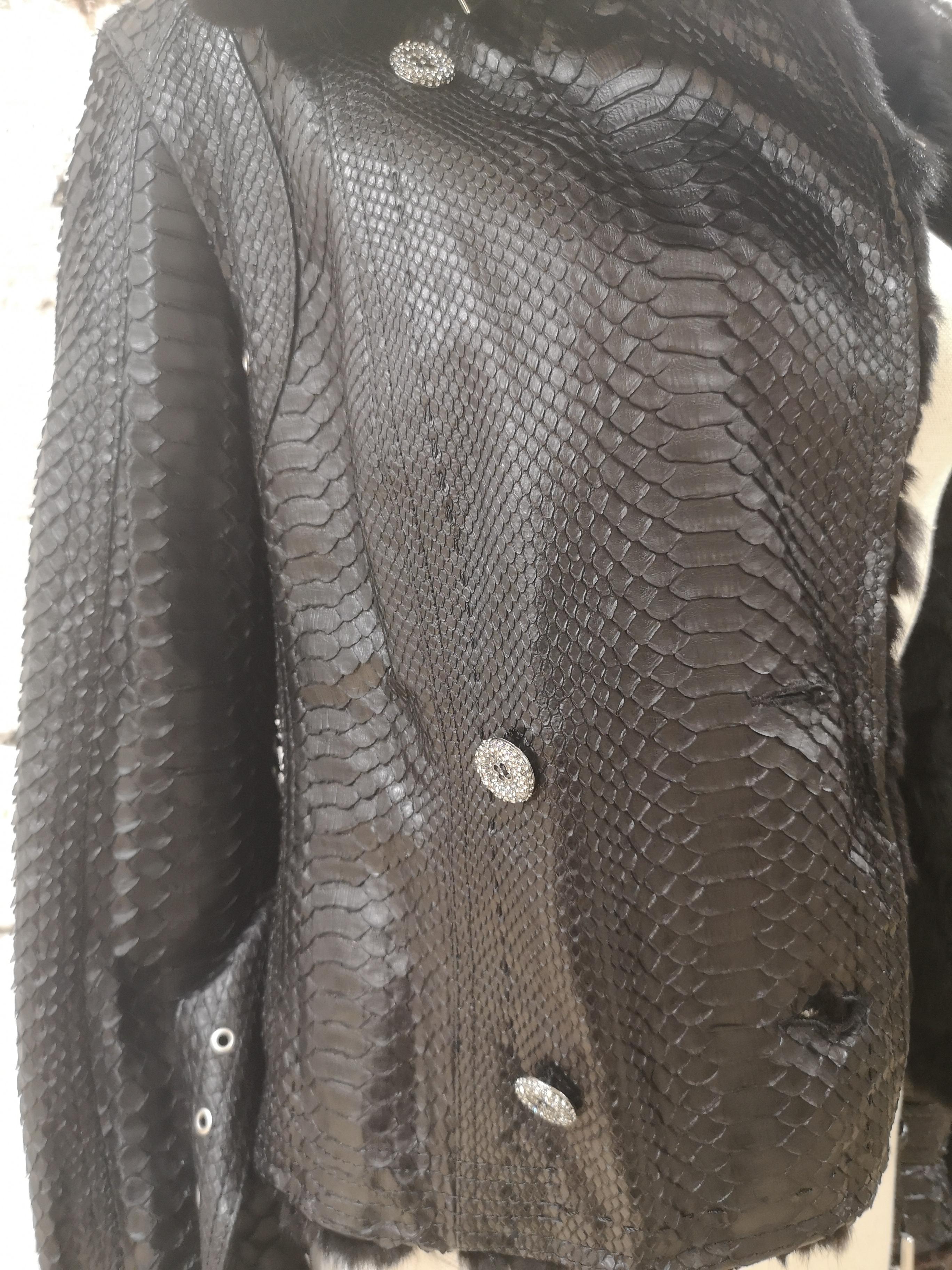 Gianfranco Ferrè iconic snake skin bomber jacket
An iconic piece by Ferrè embellished with brass buttons, a belt and a squirrel fur lining
totally made in italy in size 44
 
Length: 55 cm
Shoulders: 45 cm
Chest width: 42 cm
Sleeve length: 66 cm