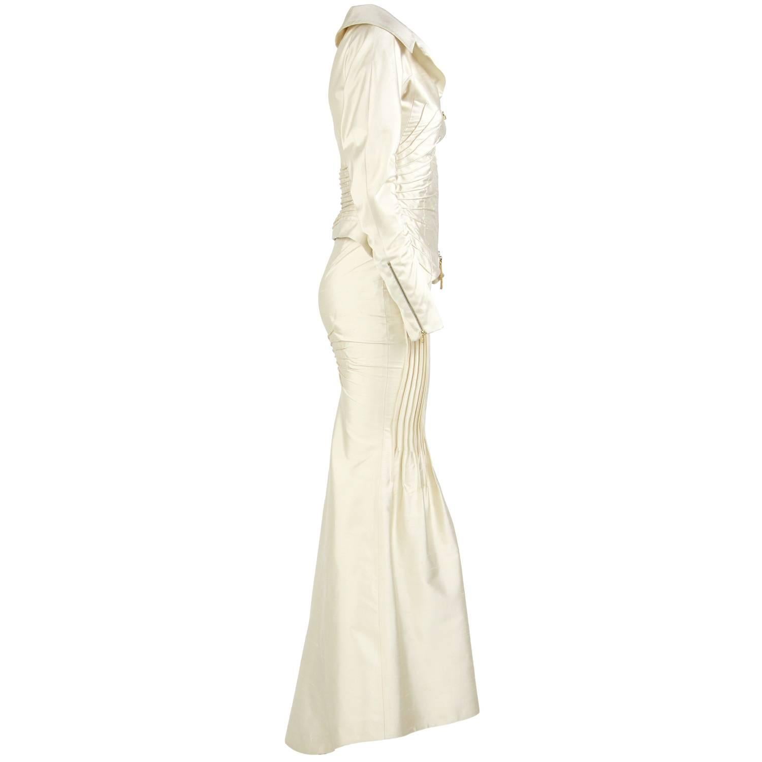 A.N.G.E.L.O. Vintage - Italy

Two-piece vintage wedding suit by Gianfranco Ferré, in ivory silk 100%. It features a crop jacket with embossed tubular seams which create a decoration, repeated on the sleeves. Golden metal zip on the front and the