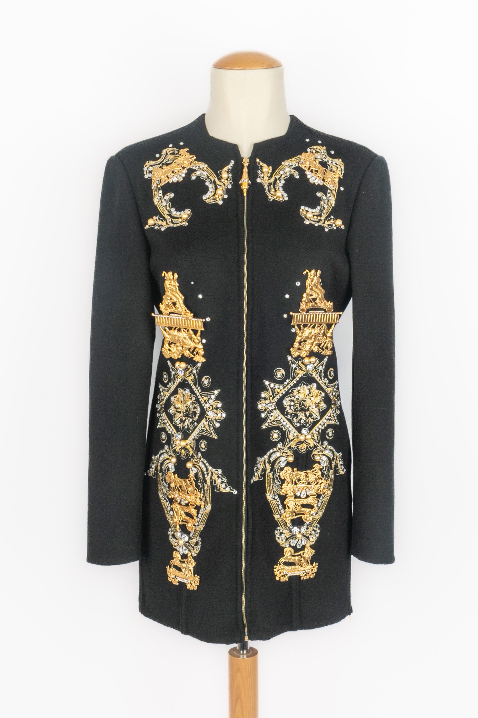 GIANFRANCO FERRÉ - (Made in Italy) Mittellange Jacke aus schwarzer Wolle, verziert mit goldenen Lurex-Stickereien, silbernen Pailletten, goldenen Perlen und strassbesetzten goldenen Metalltiermotiven. Größe 38FR angegeben, es passt eine 36FR/38FR.