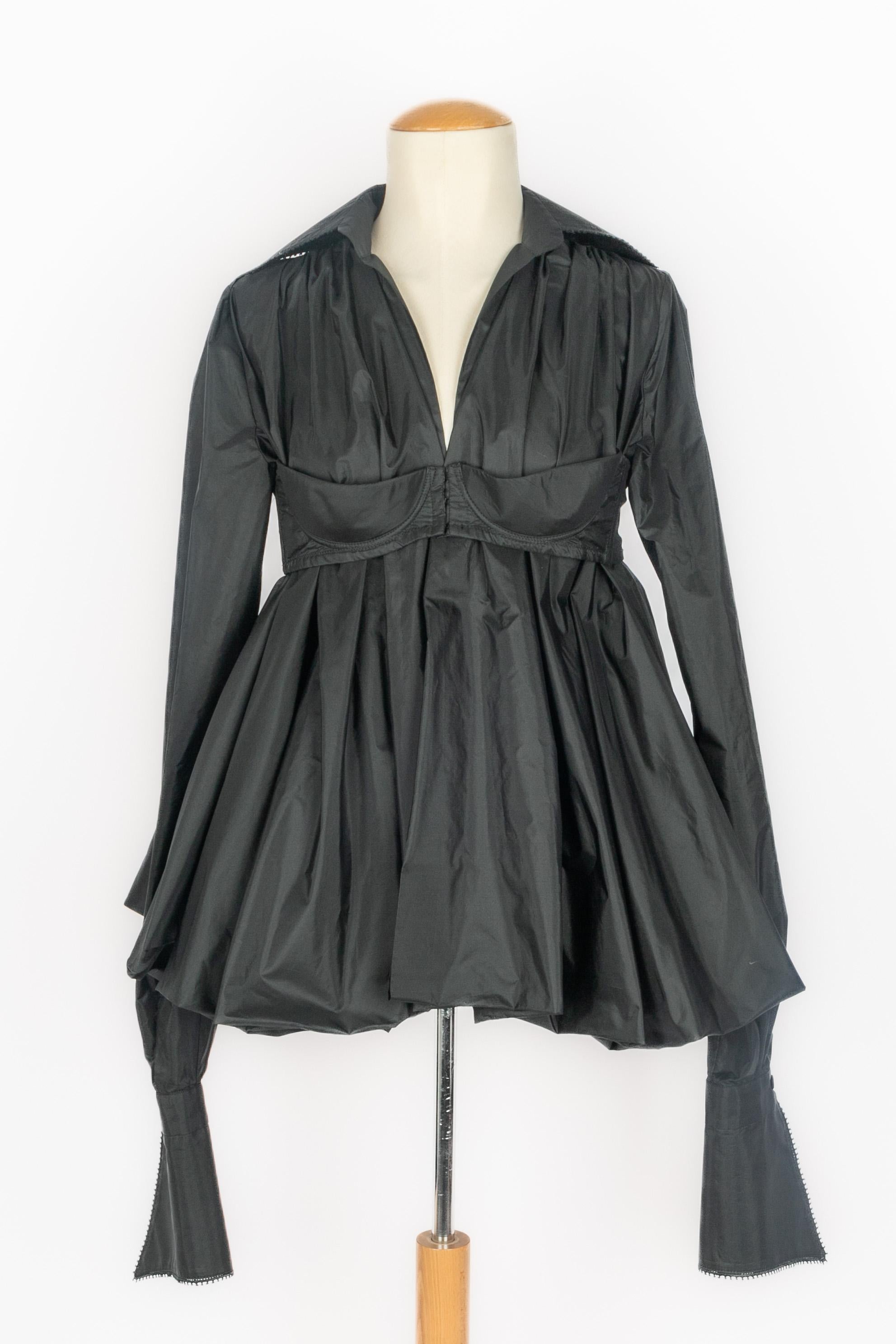 GIANFRANCO FERRÉ - (Made in Italy) Schwarze Jacke aus Seidentaft in XXL-Form mit Hemdkragen, dazu ein passender BH. Größe 40IT angegeben, es passt eine 36FR. Eine Collection'S um 2000.

Bedingung:
Sehr guter Zustand

Abmessungen:
Jacke: