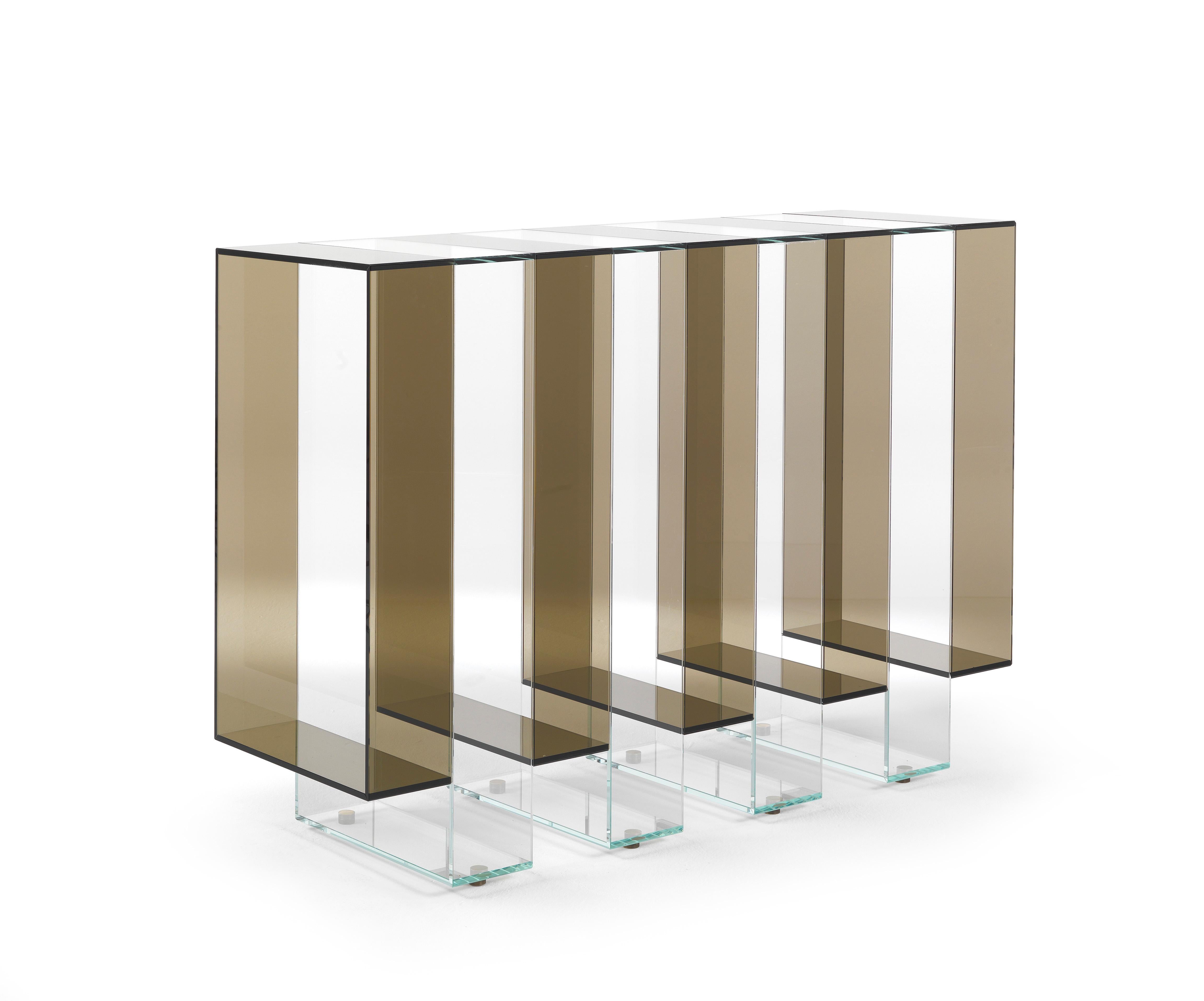 Pure volumes and essential lines: these are the main features of the Jenga console. A composition with a refined design that is expressed in the succession of light and dark glass rectangles, assembled at 45° and joined without showing grafts or